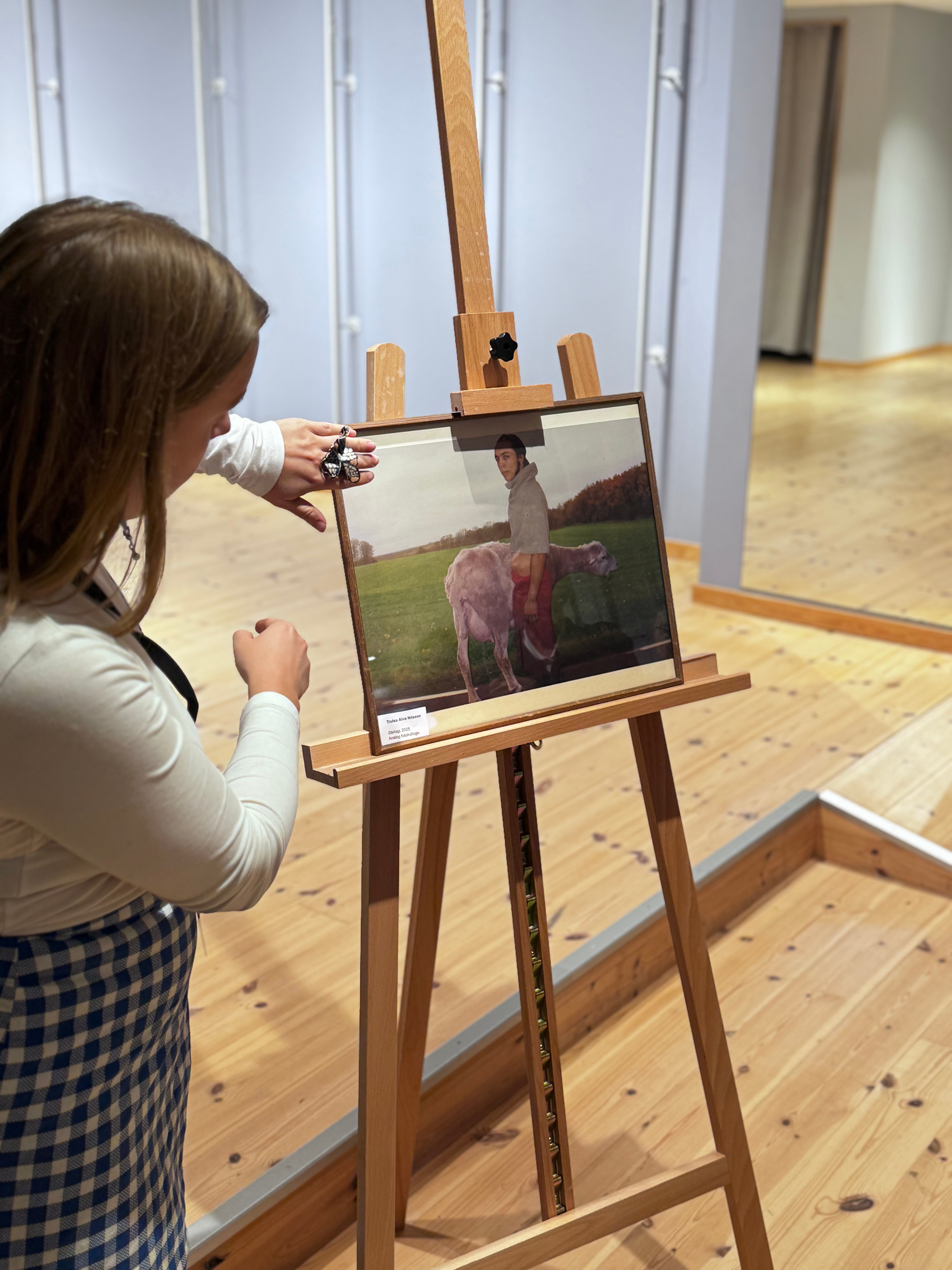 Isabella Exner Lenzing præsenterer værk af Trulsa Nilsson til fernisering af Kunst på Farten. Foto Lærke Kartvedt