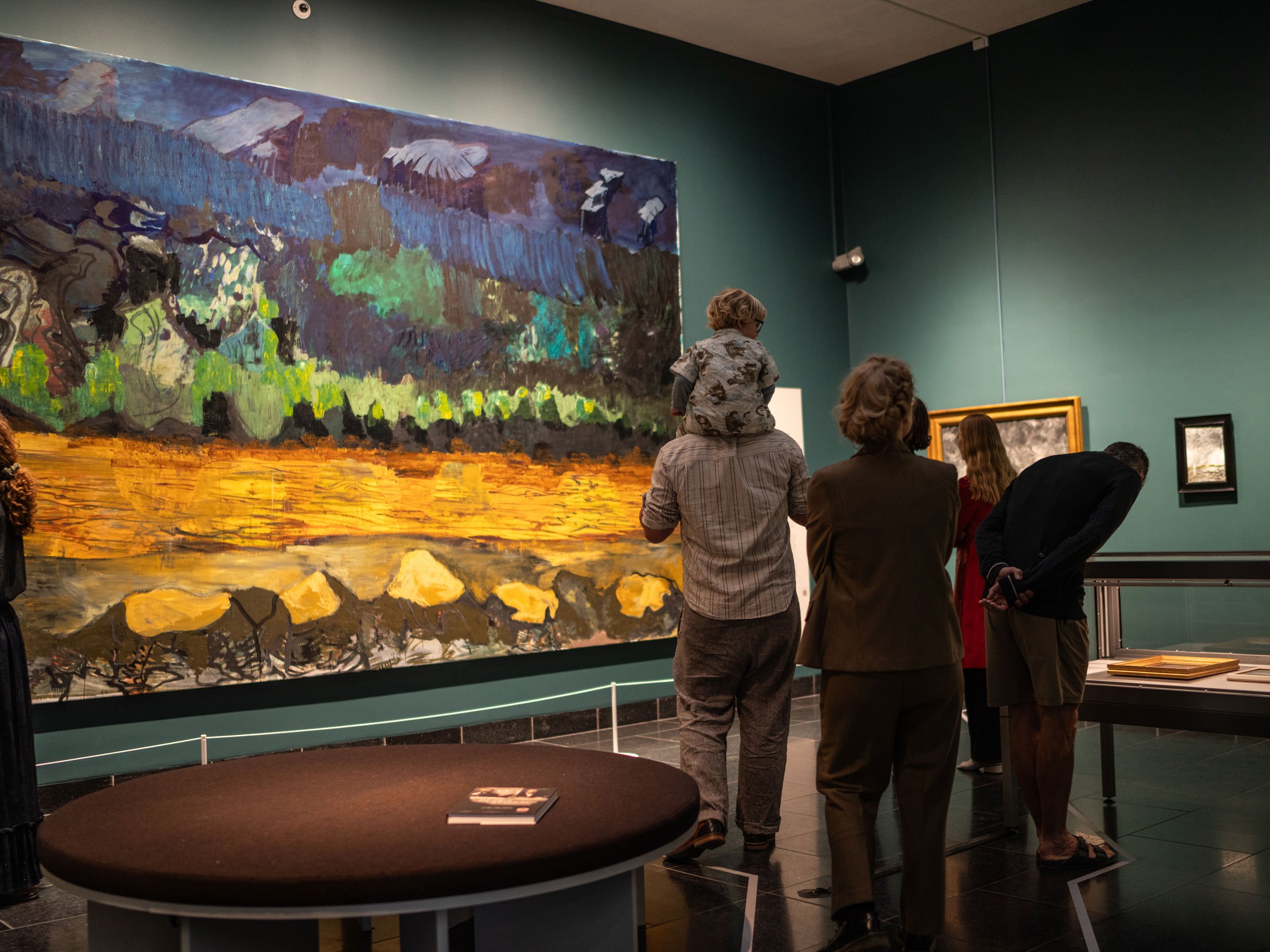 På hvis skuldre - Lars von Trier kuraterer, installationsview, 2026. Foto: Willumsen Museum.