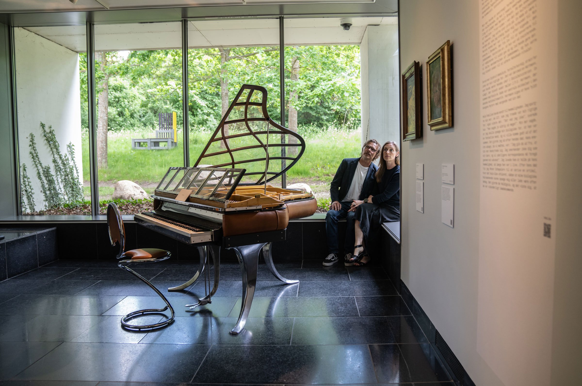 På hvis skuldre - Lars von Trier kuraterer, installationsview, 2026. Foto: Willumsen Museum.