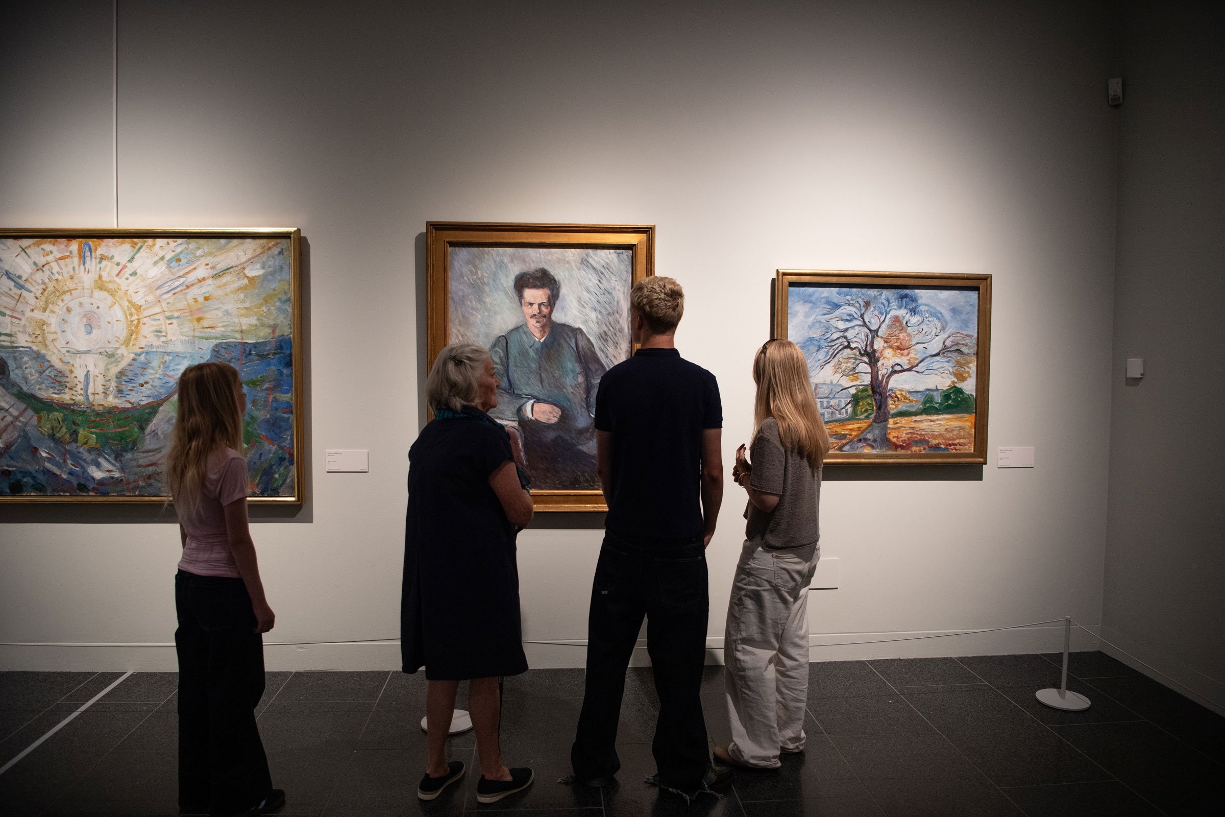 <i>På hvis skuldre - Lars von Trier kuraterer</i>, installationsview, 2026. Foto: Willumsen Museum.