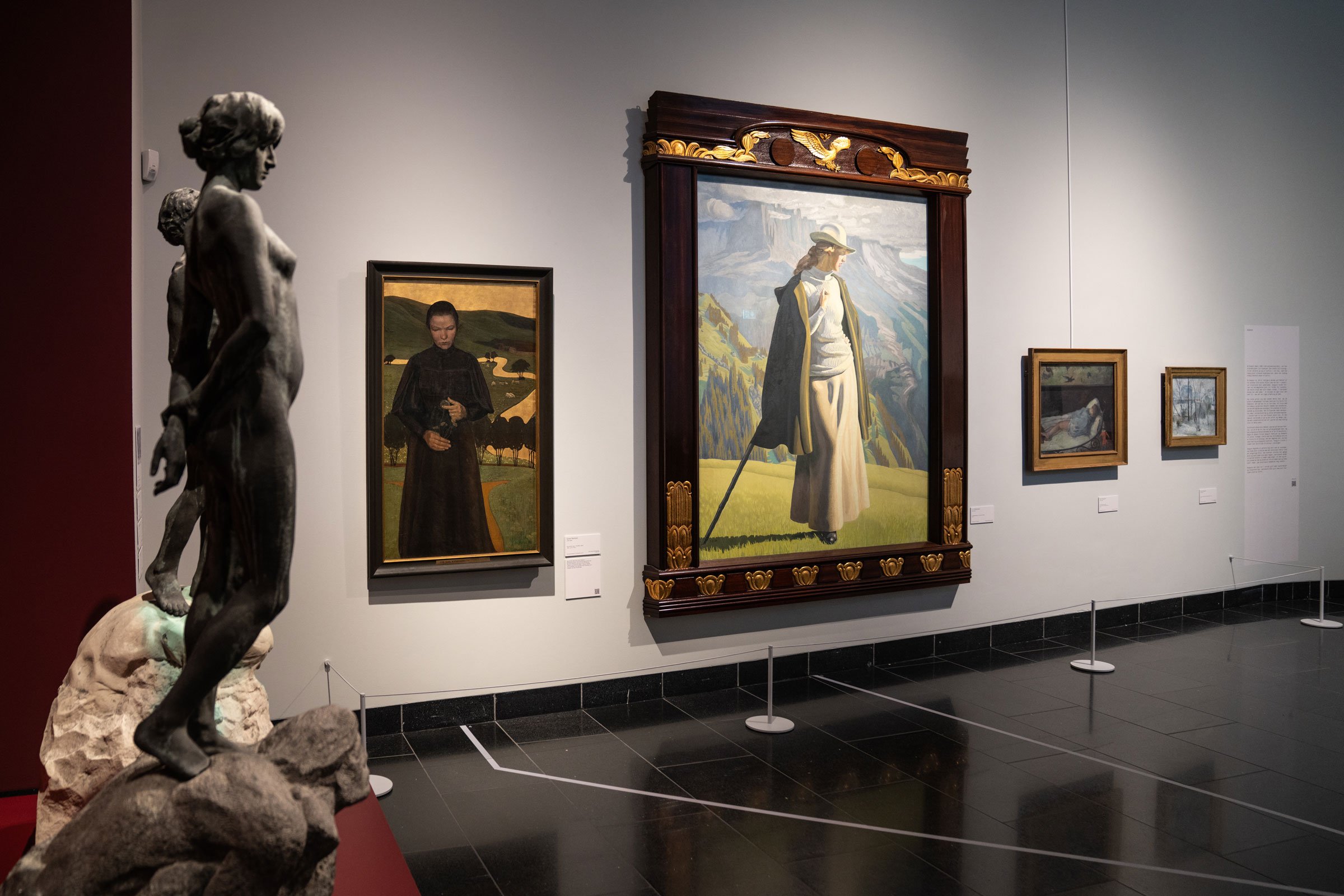 På hvis skuldre - Lars von Trier kuraterer, installationsview, 2026. Foto: Willumsen Museum.