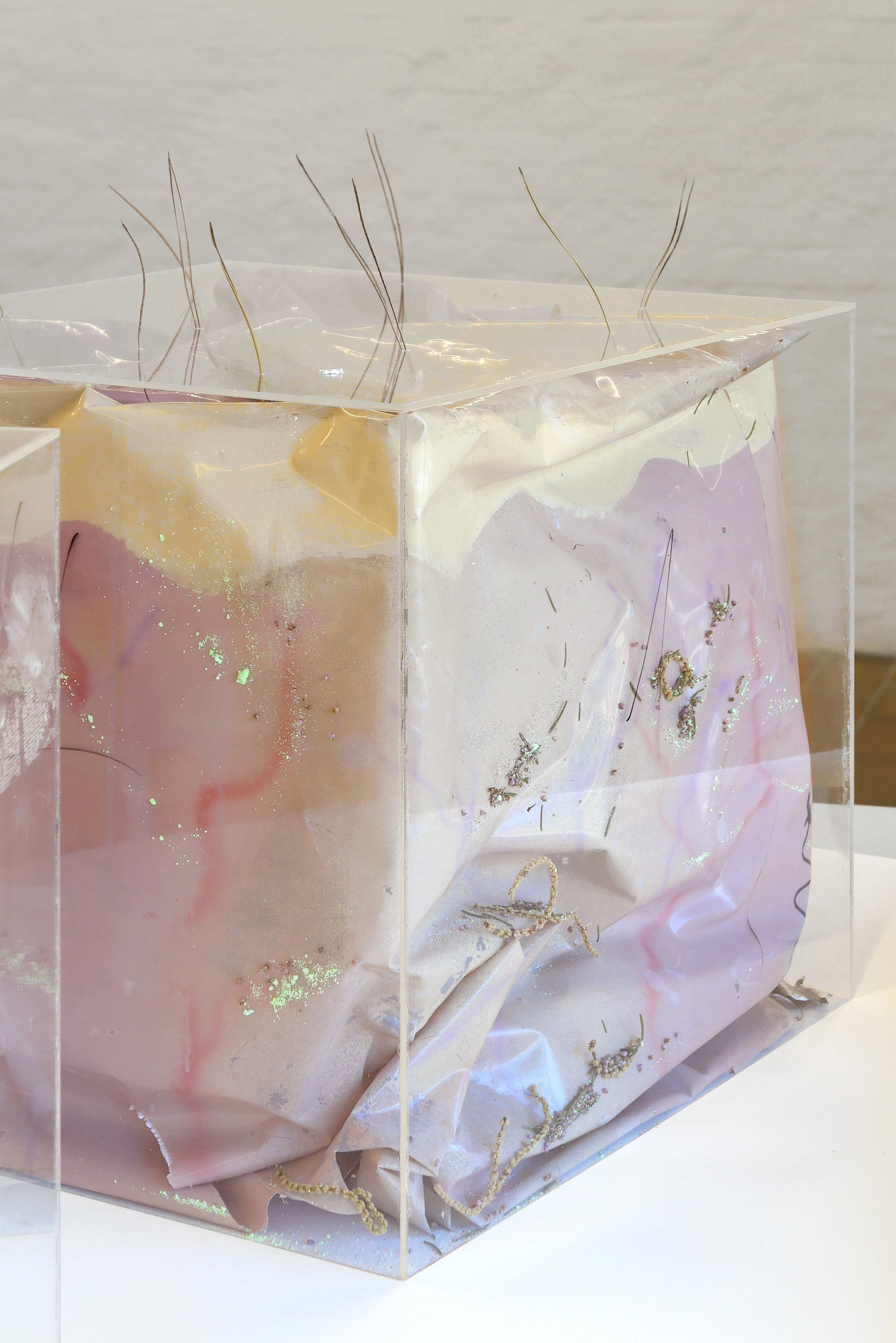 Marie Søndergaard Lolk. fleece pieces, 2026. Blandede materialer, variable mål. Foto: Marie Søndergaard Lolk.