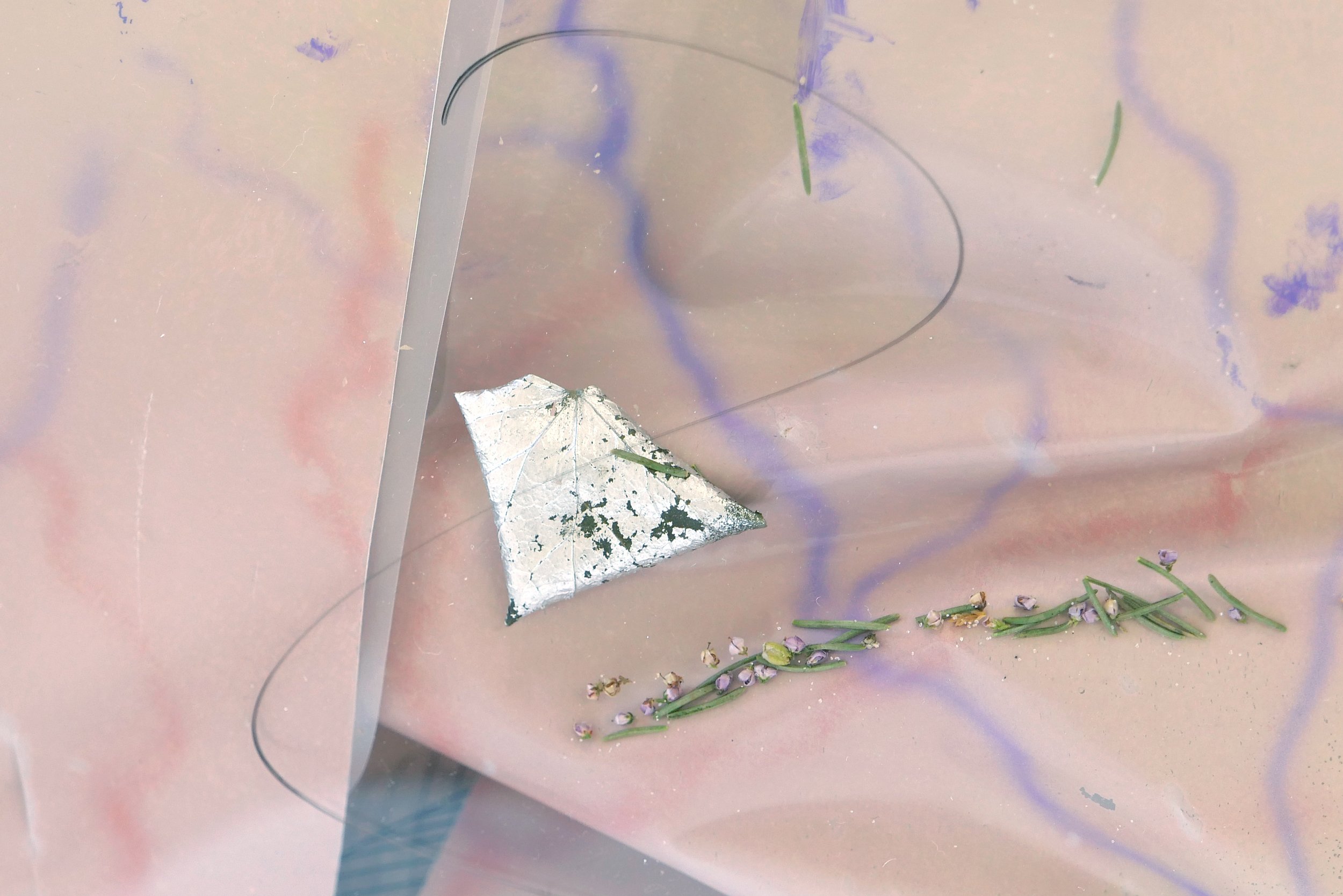 Marie Søndergaard Lolk. fleece pieces, 2026. Blandede materialer, variable mål. Foto: Marie Søndergaard Lolk.