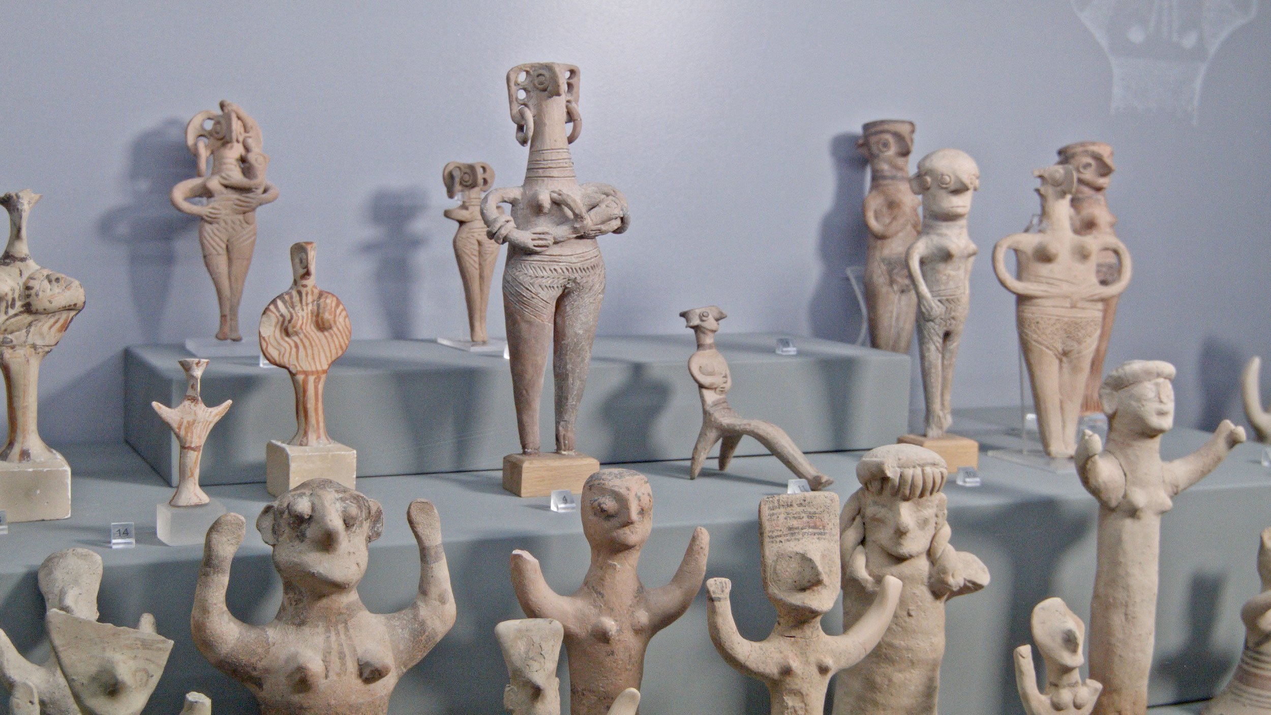 Filmstill fra <i>Clay Theory</i>, 2019. Terrakottafigurer fra den cypriotiske bronzealder. Kreditering: Amalie Smith