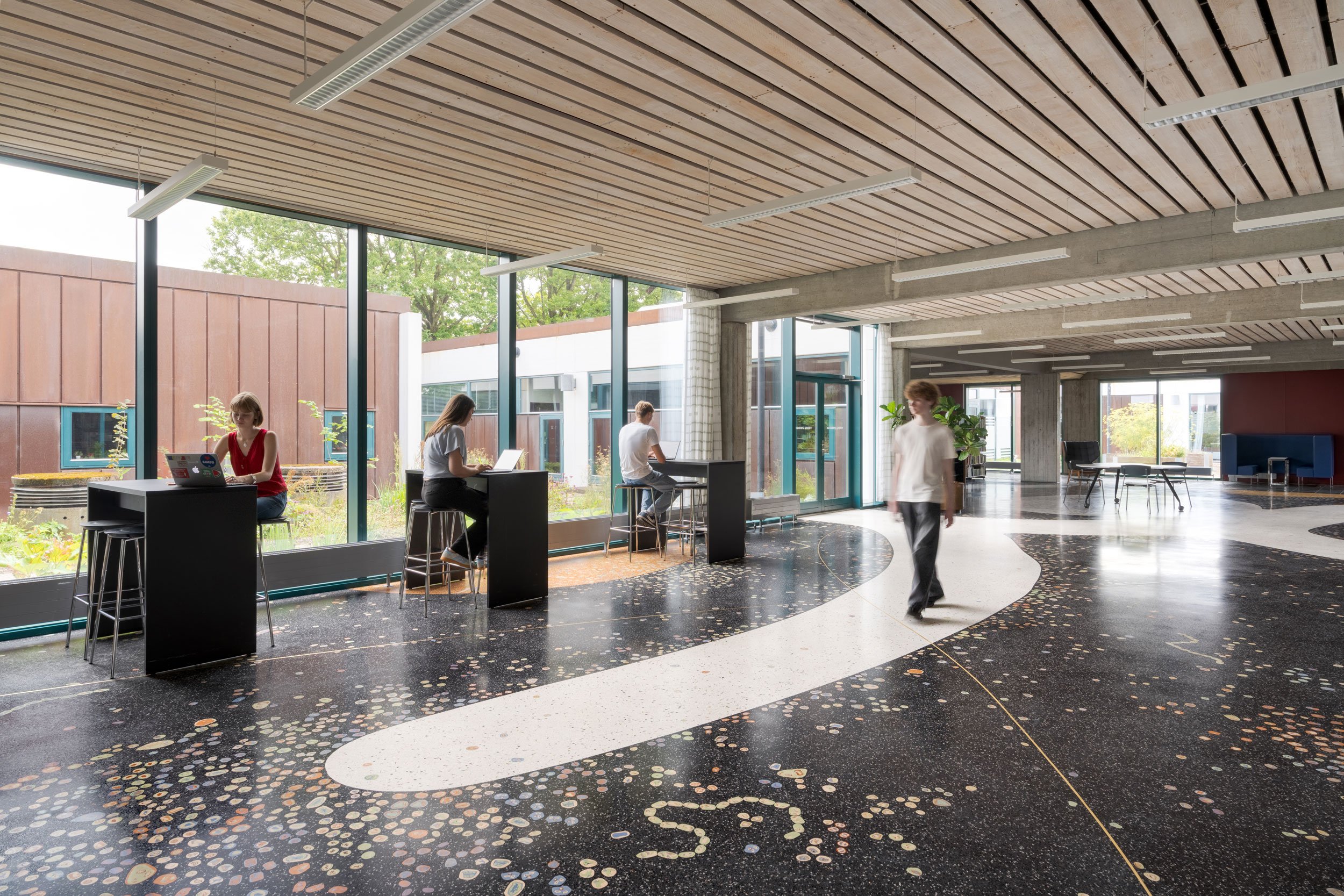 Amalie Smith: <i>Levende jord</i>, 2025. Udsmykning til Viborg Gymnasium. Foto: David Stjernholm