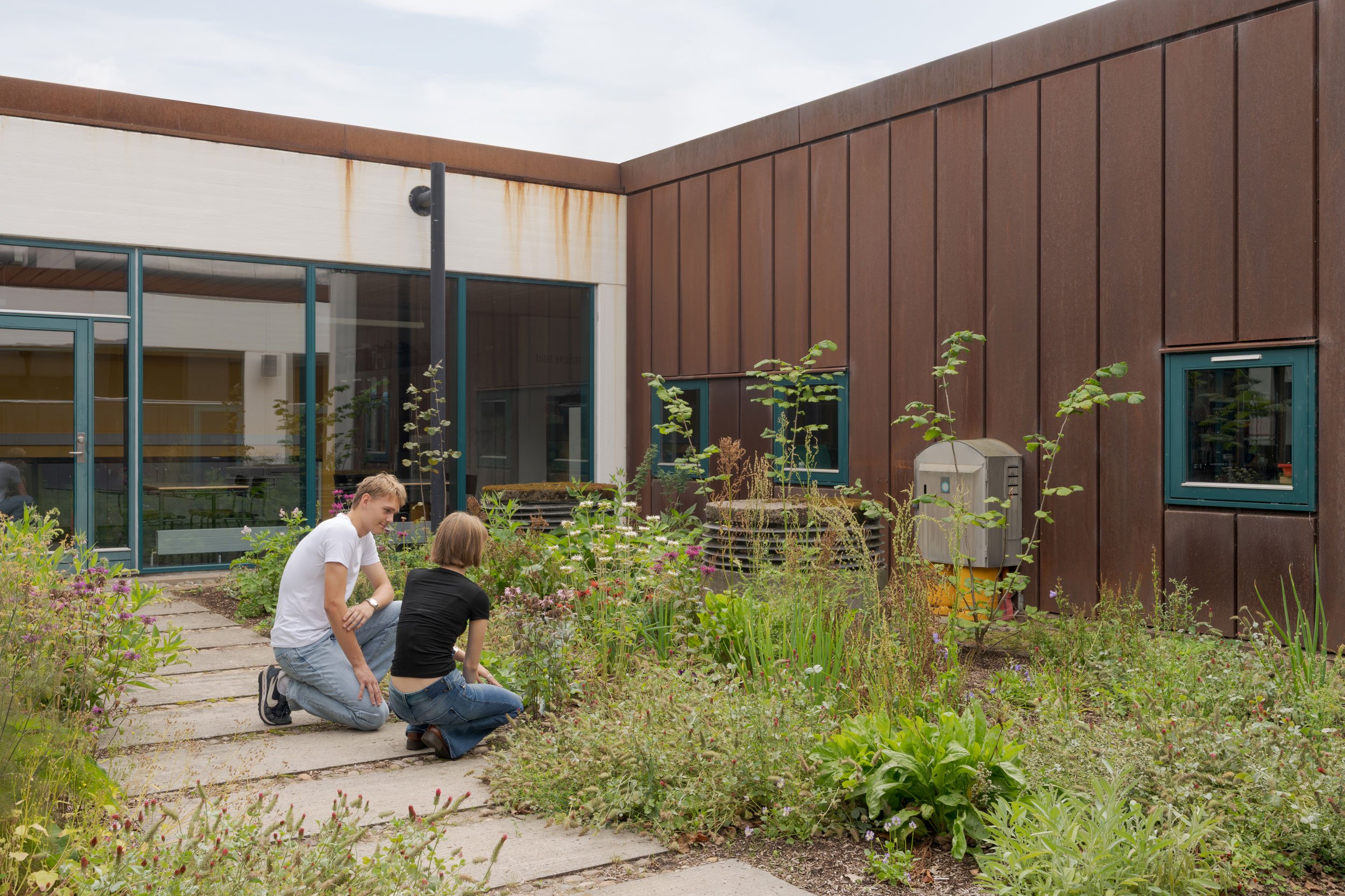 Amalie Smith: <i>Levende jord</i>, 2025. Udsmykning til Viborg Gymnasium. Foto: David Stjernholm
