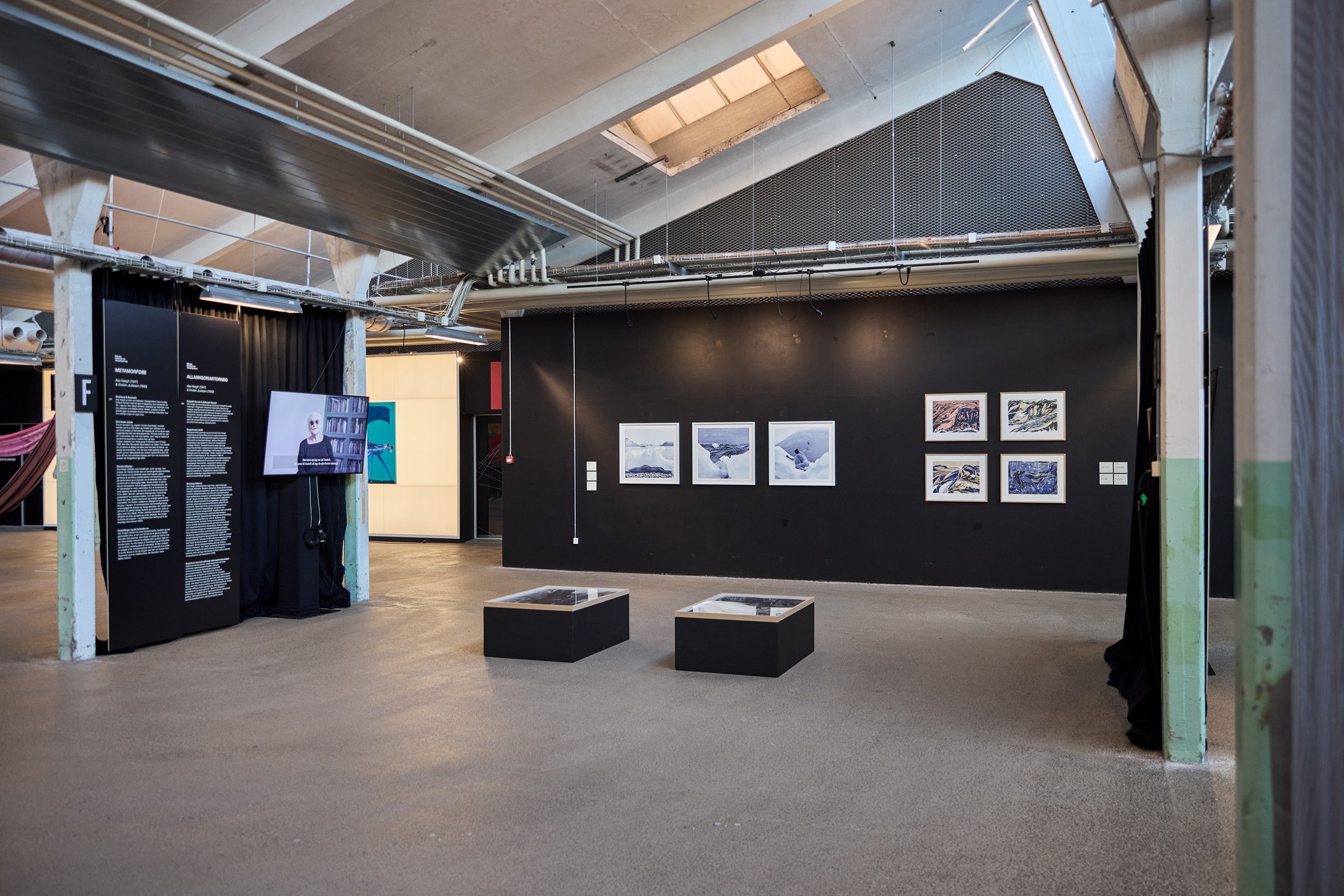 Dét der forbinder os|Ataqatigiinneq, installationsview. Spinderihallerne, 2026. Foto: Kenneth Stjernegaard. Fotografi &amp; Film.