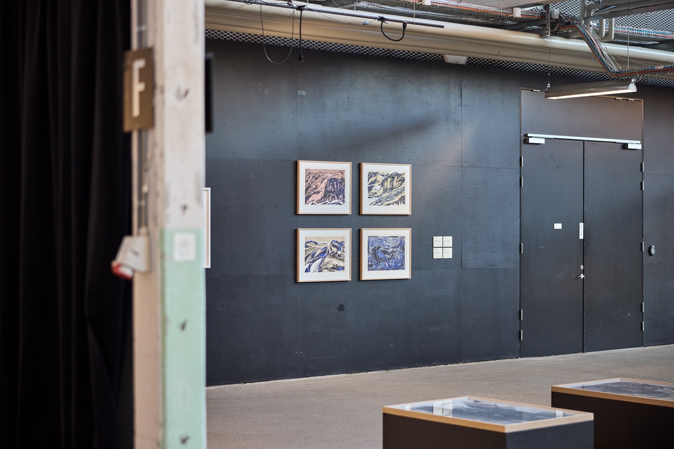 Dét der forbinder os|Ataqatigiinneq, installationsview. Spinderihallerne, 2026. Foto: Kenneth Stjernegaard. Fotografi &amp; Film.