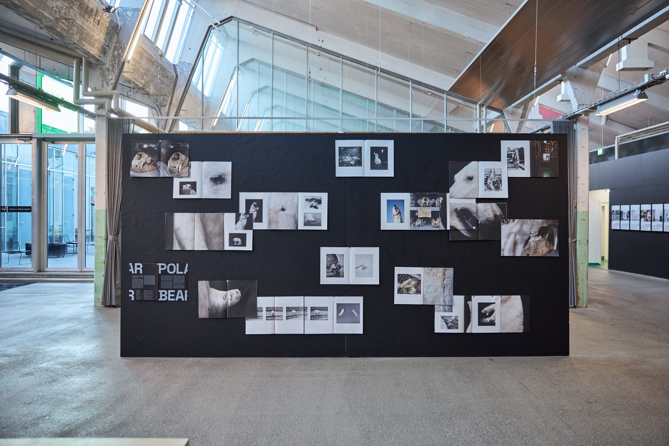 <i>Dét der forbinder os|Ataqatigiinneq</i>, installationsview. Spinderihallerne, 2026. Foto: Kenneth Stjernegaard. Fotografi & Film.