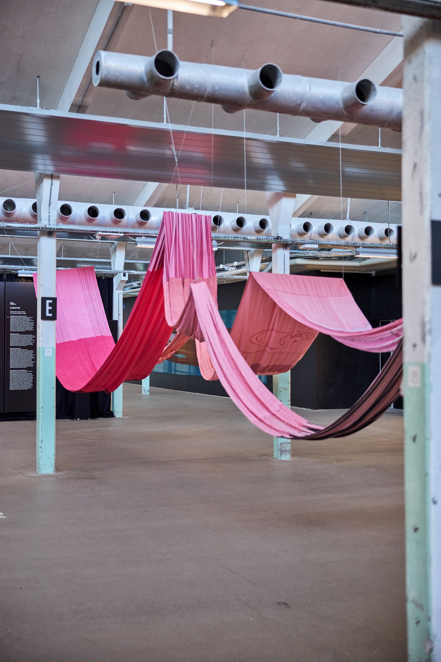 Dét der forbinder os|Ataqatigiinneq, installationsview. Spinderihallerne, 2026. Foto: Kenneth Stjernegaard. Fotografi &amp; Film.