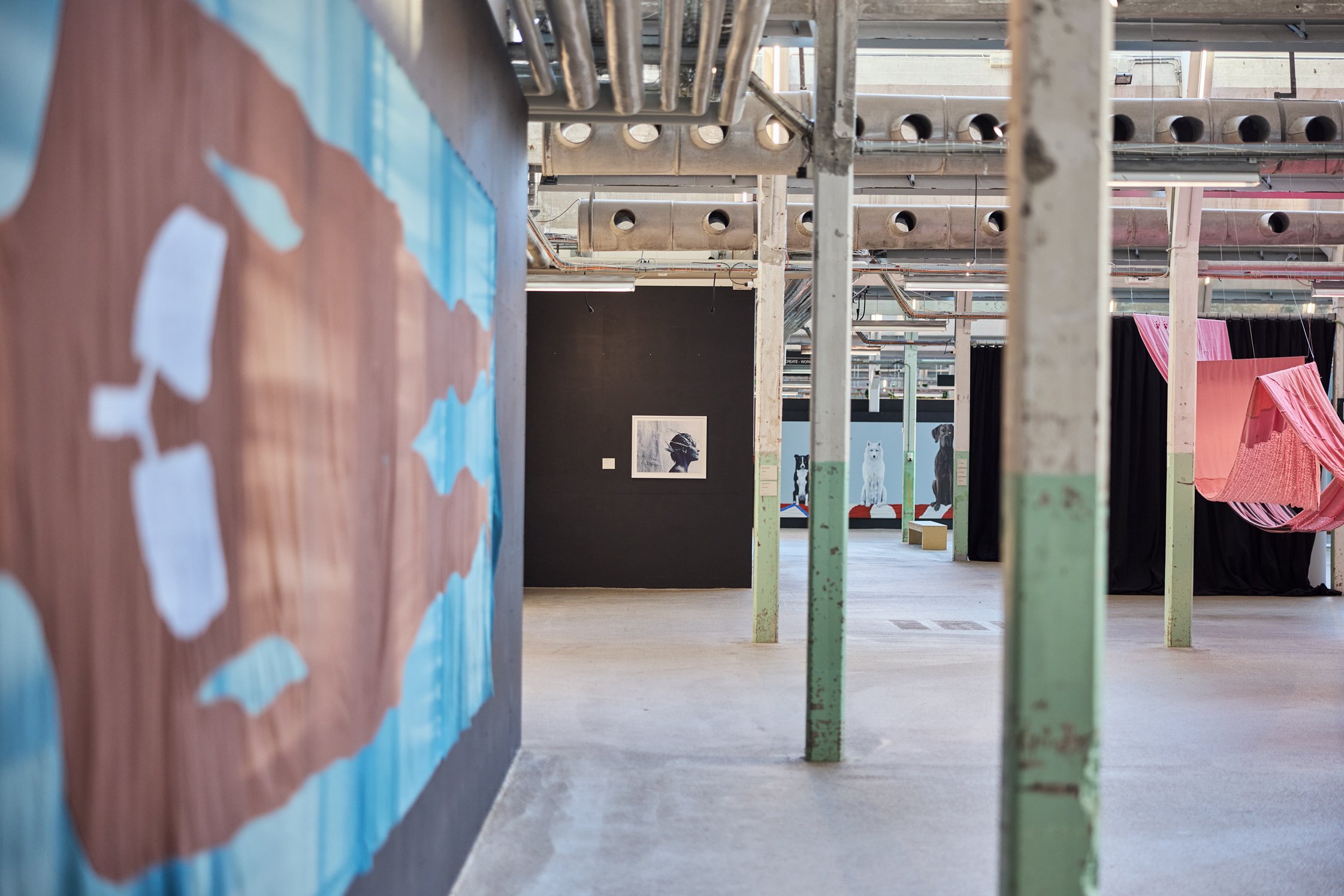 Dét der forbinder os|Ataqatigiinneq, installationsview. Spinderihallerne, 2026. Foto: Kenneth Stjernegaard. Fotografi &amp; Film.