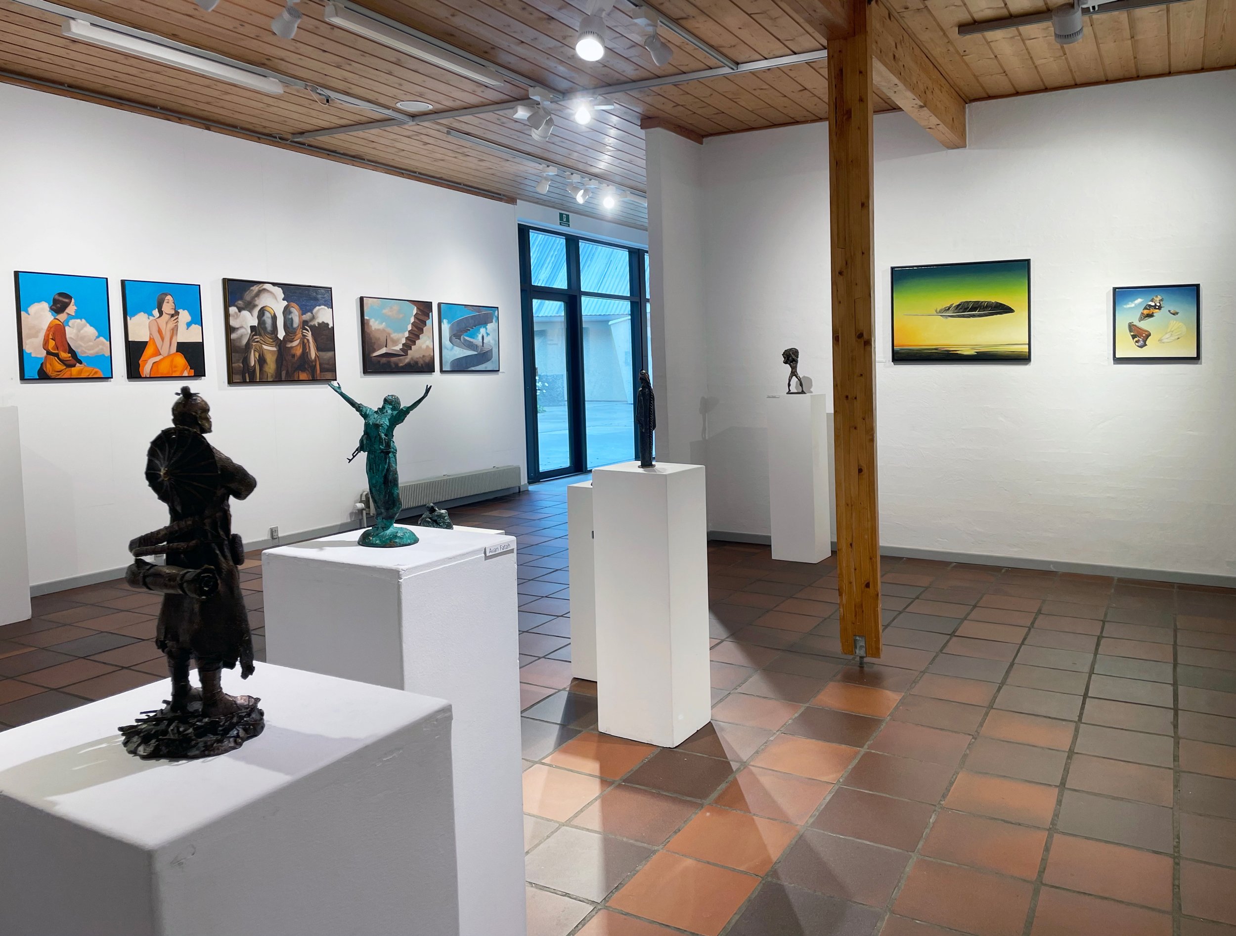 Magisk realisme og surrealisem, installationsview. Dronninglund Kunstcenter, 2026. Foto: Dronninglund Kunstcenter.