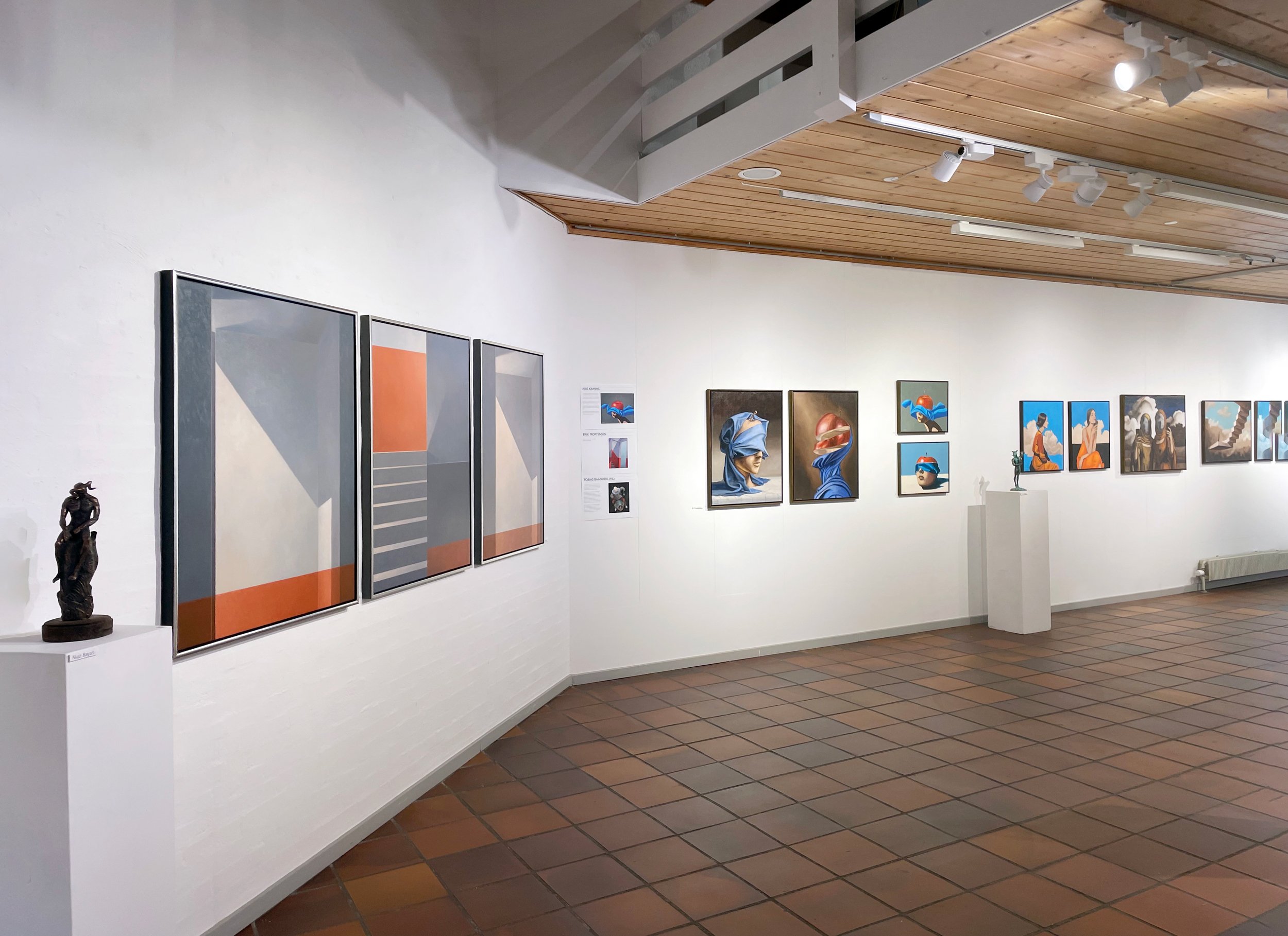 Magisk realisme og surrealisem, installationsview. Dronninglund Kunstcenter, 2026. Foto: Dronninglund Kunstcenter.