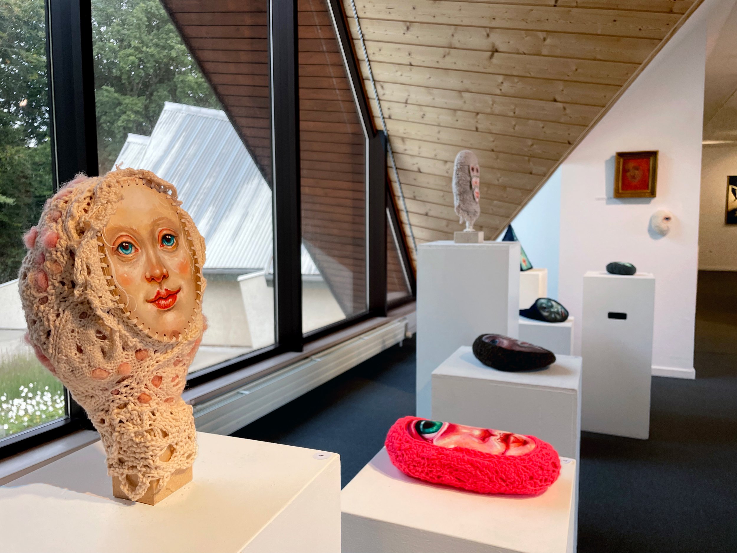 Magisk realisme og surrealisem, installationsview. Dronninglund Kunstcenter, 2026. Foto: Dronninglund Kunstcenter.