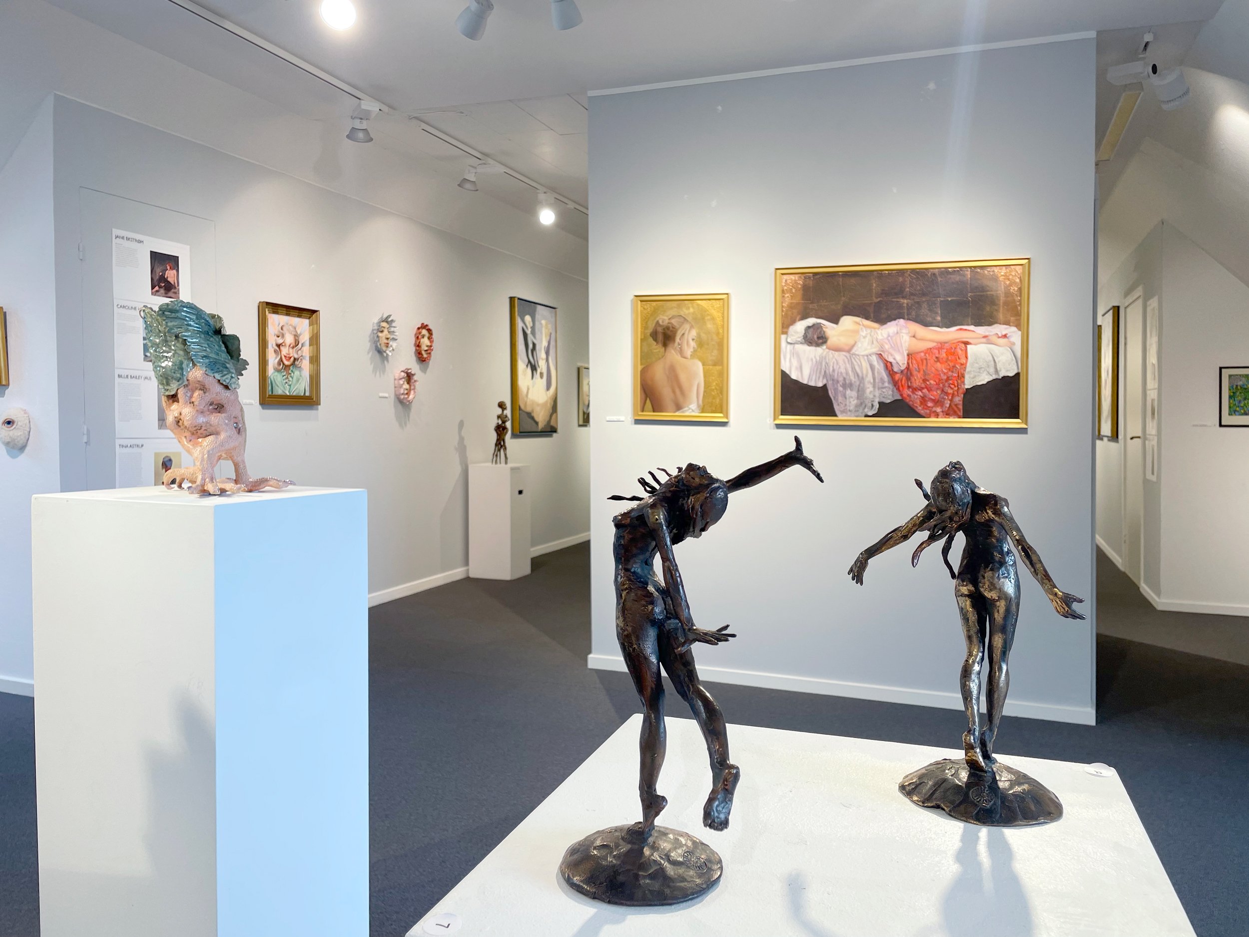Magisk realisme og surrealisem, installationsview. Dronninglund Kunstcenter, 2026. Foto: Dronninglund Kunstcenter.