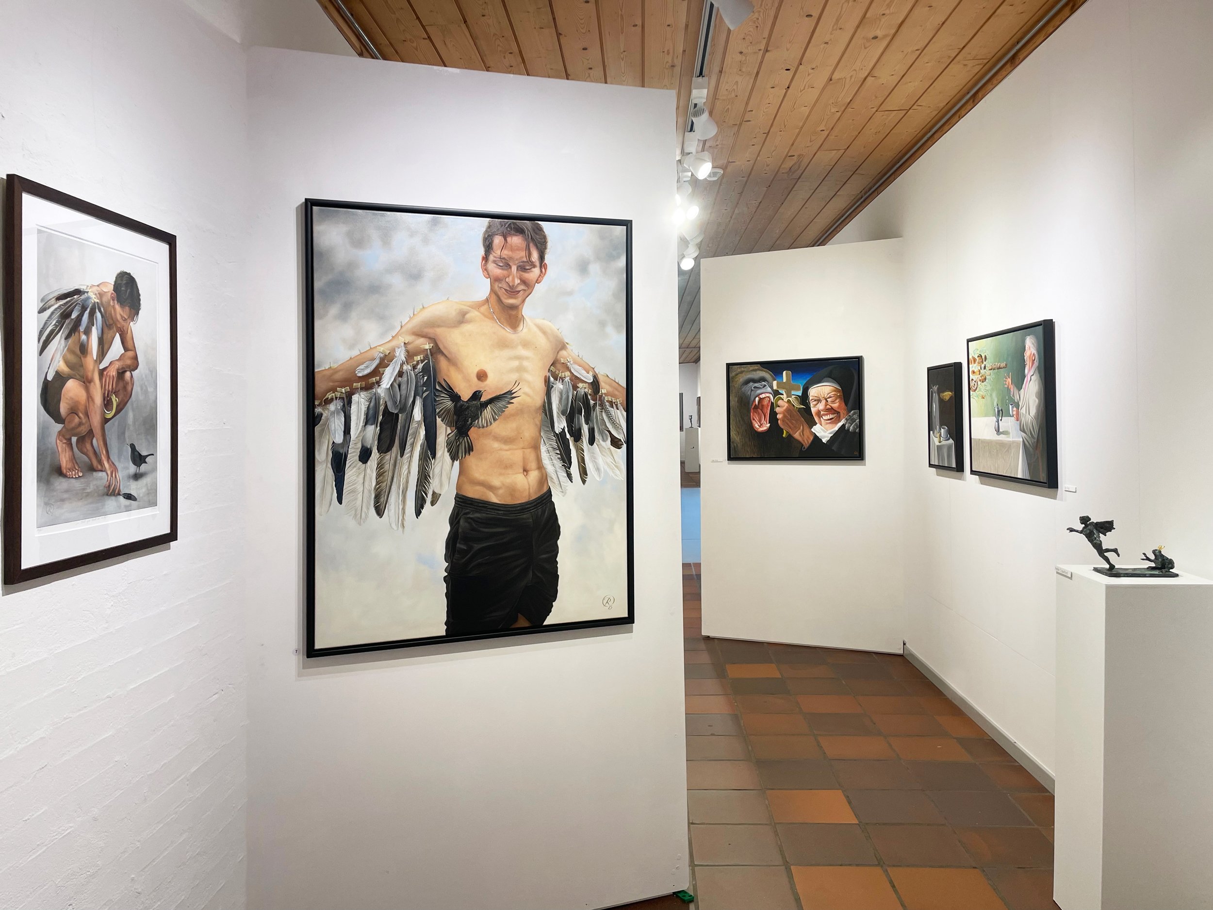 Magisk realisme og surrealisem, installationsview. Dronninglund Kunstcenter, 2026. Foto: Dronninglund Kunstcenter.