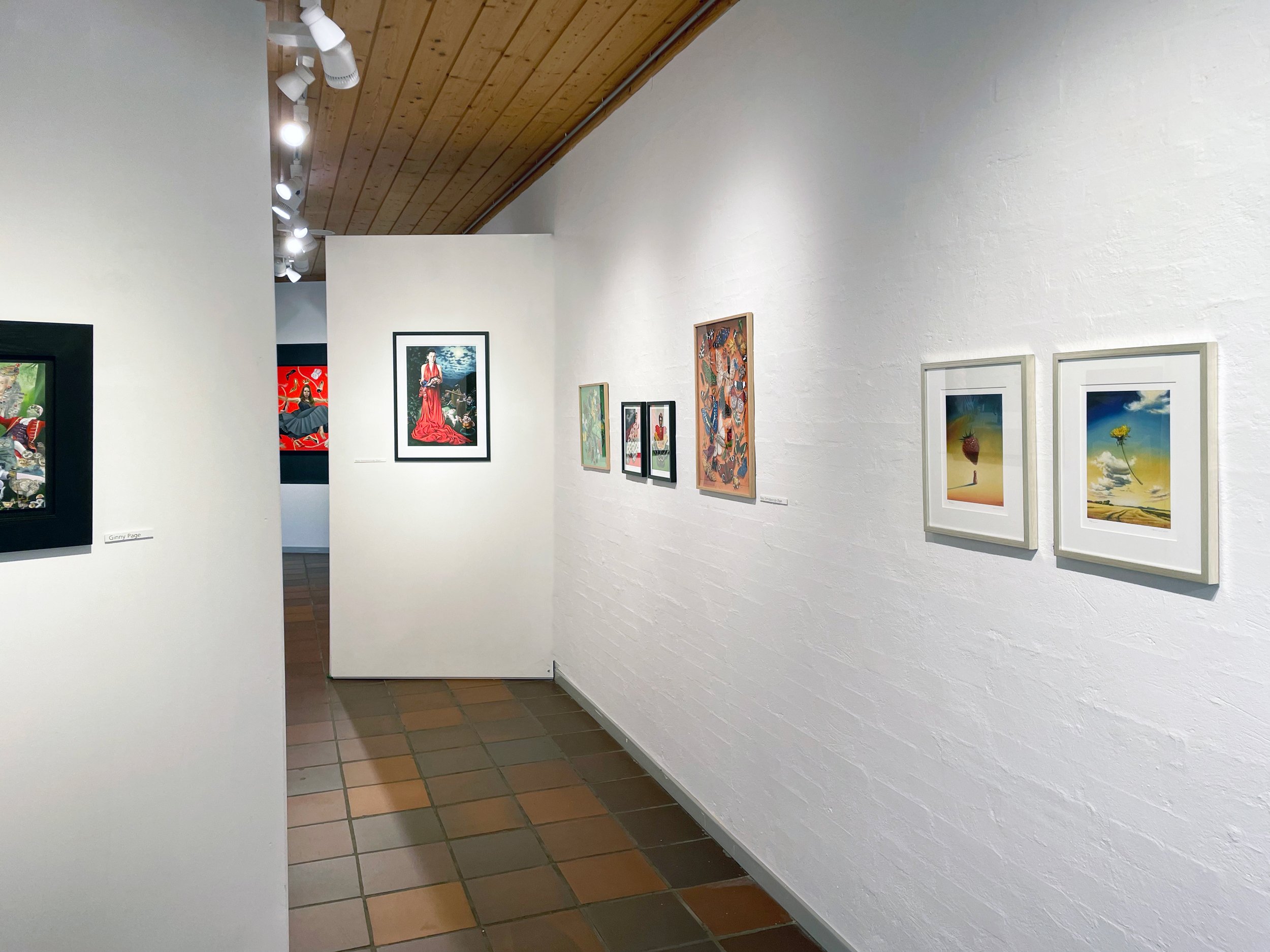 Magisk realisme og surrealisem, installationsview. Dronninglund Kunstcenter, 2026. Foto: Dronninglund Kunstcenter.