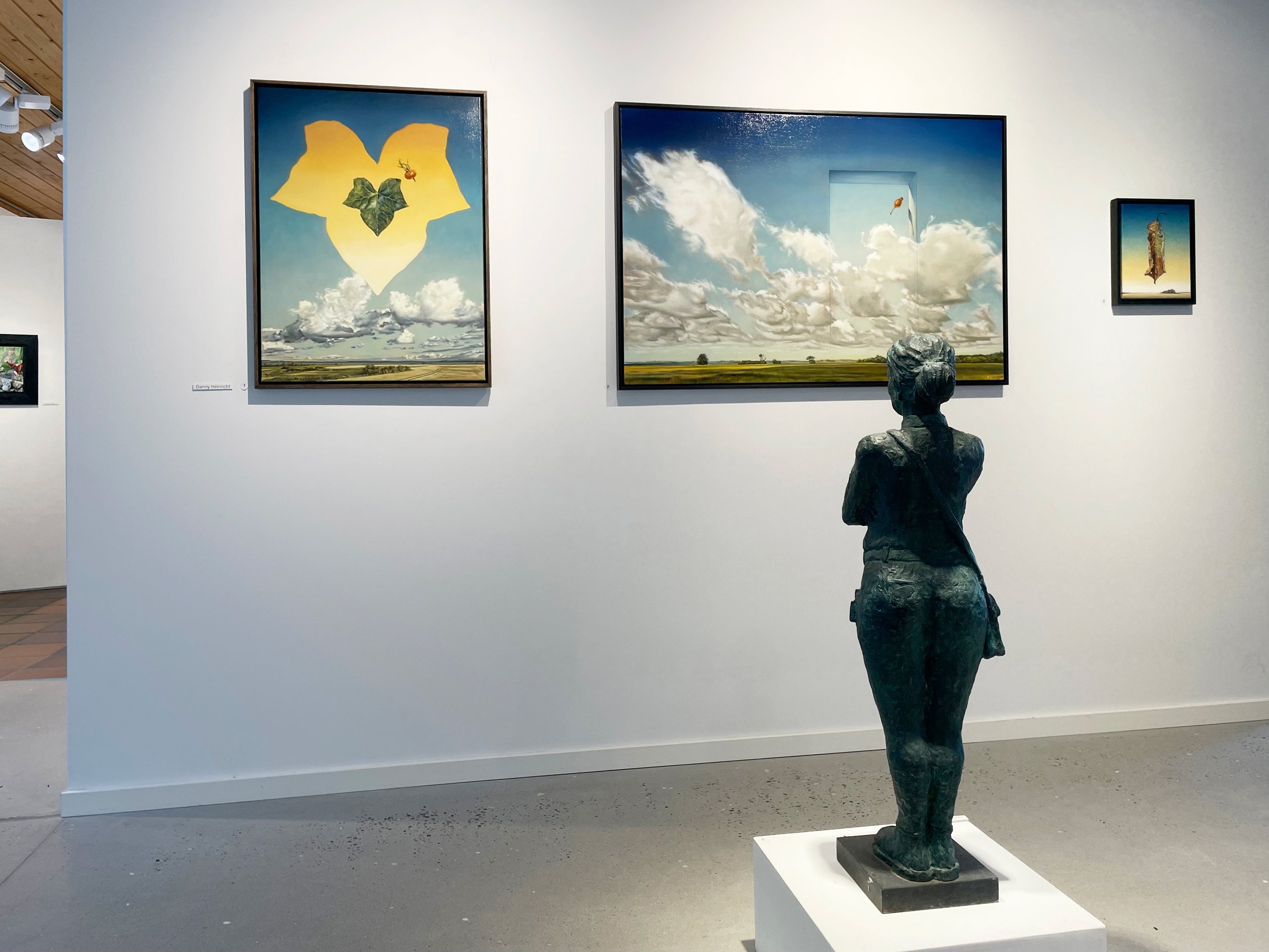 Magisk realisme og surrealisem, installationsview. Dronninglund Kunstcenter, 2026. Foto: Dronninglund Kunstcenter.