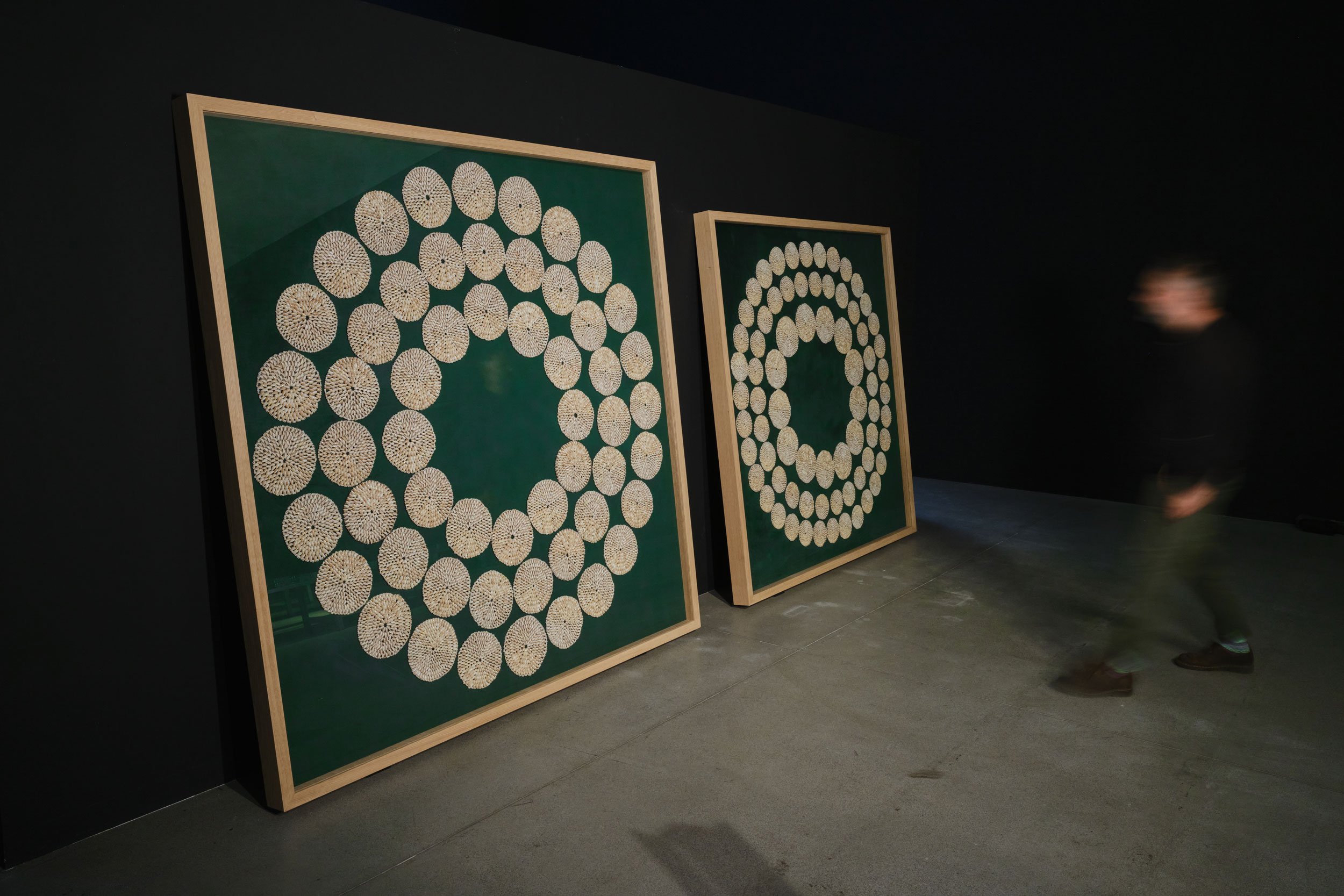 Ismar Čirkinagić: <i>Circles of Devaluation</i>, 2026. Bordskånere af muslingeskaller (Ø 16–20 cm) monteret på tekstilbeklædte træplader. Foto: Vanja Babić