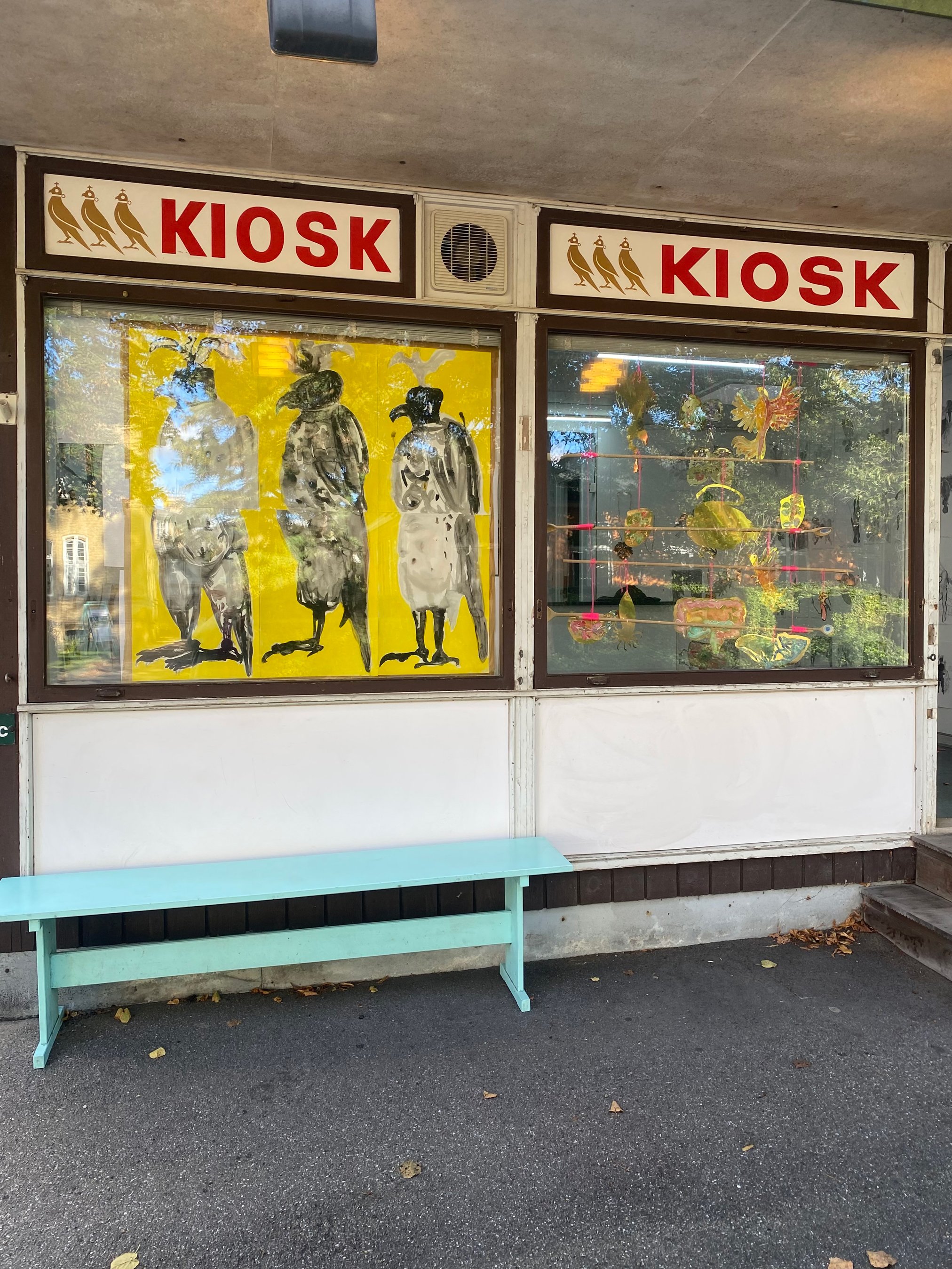 <i>Løvefald</i>, Facade. Kiosk, 2026. Foto: Jane Maria Petersen.