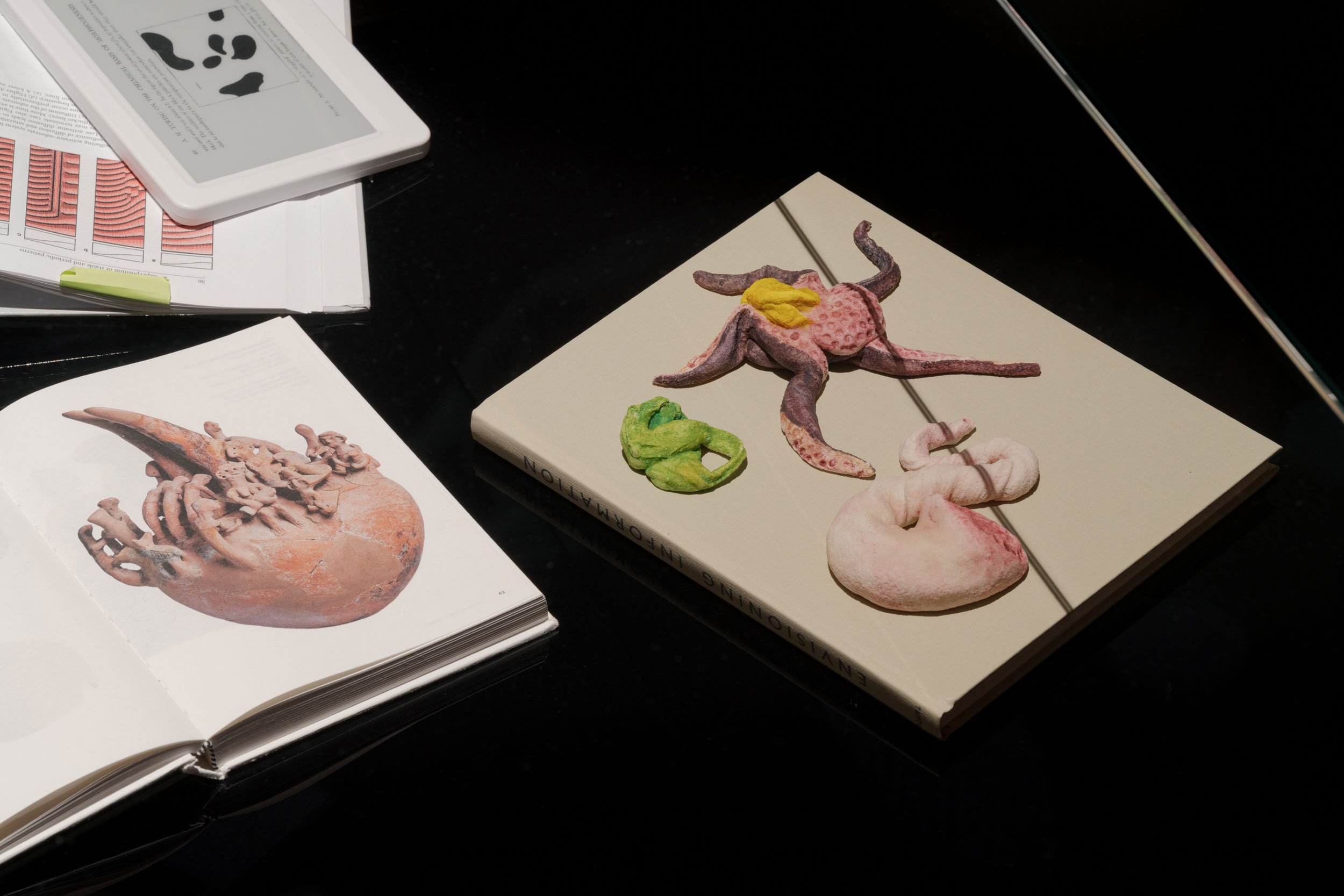 Detalje fra Amalie Smiths udstilling <i>Levende</i> på Kunsthal Charlottenborg. Foto: David Stjernholm 