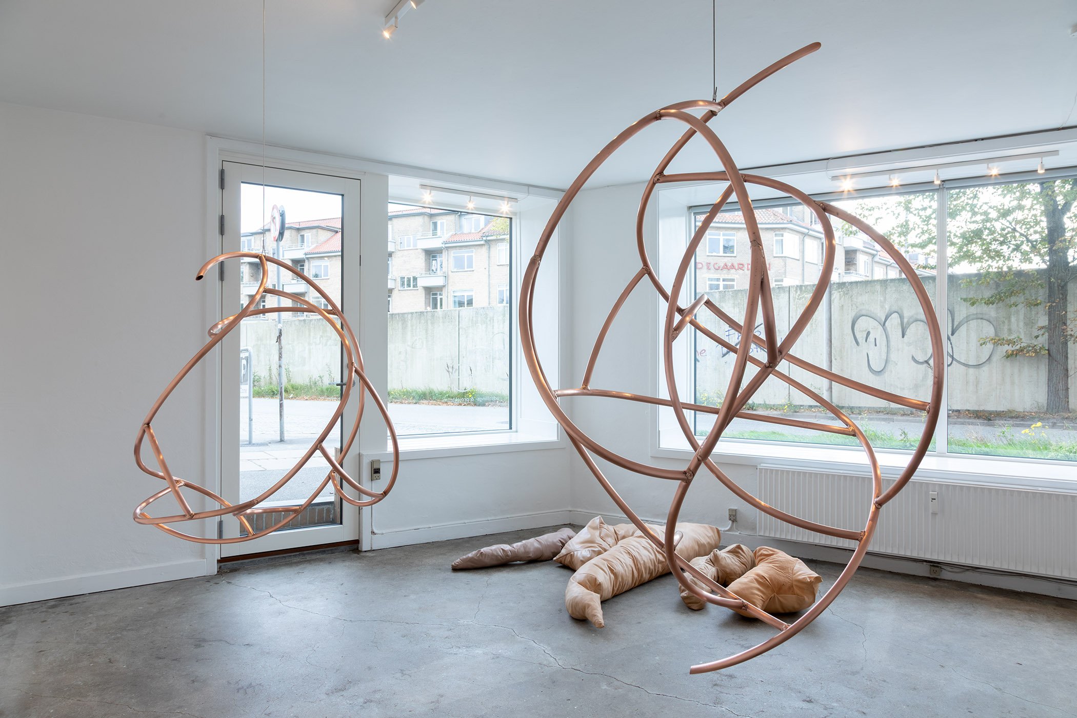 Louise Sparre, <i>Violet Ultra</i>, installationsview. Se! udstillings og projektrum, 2026. Foto: Morten Barker.