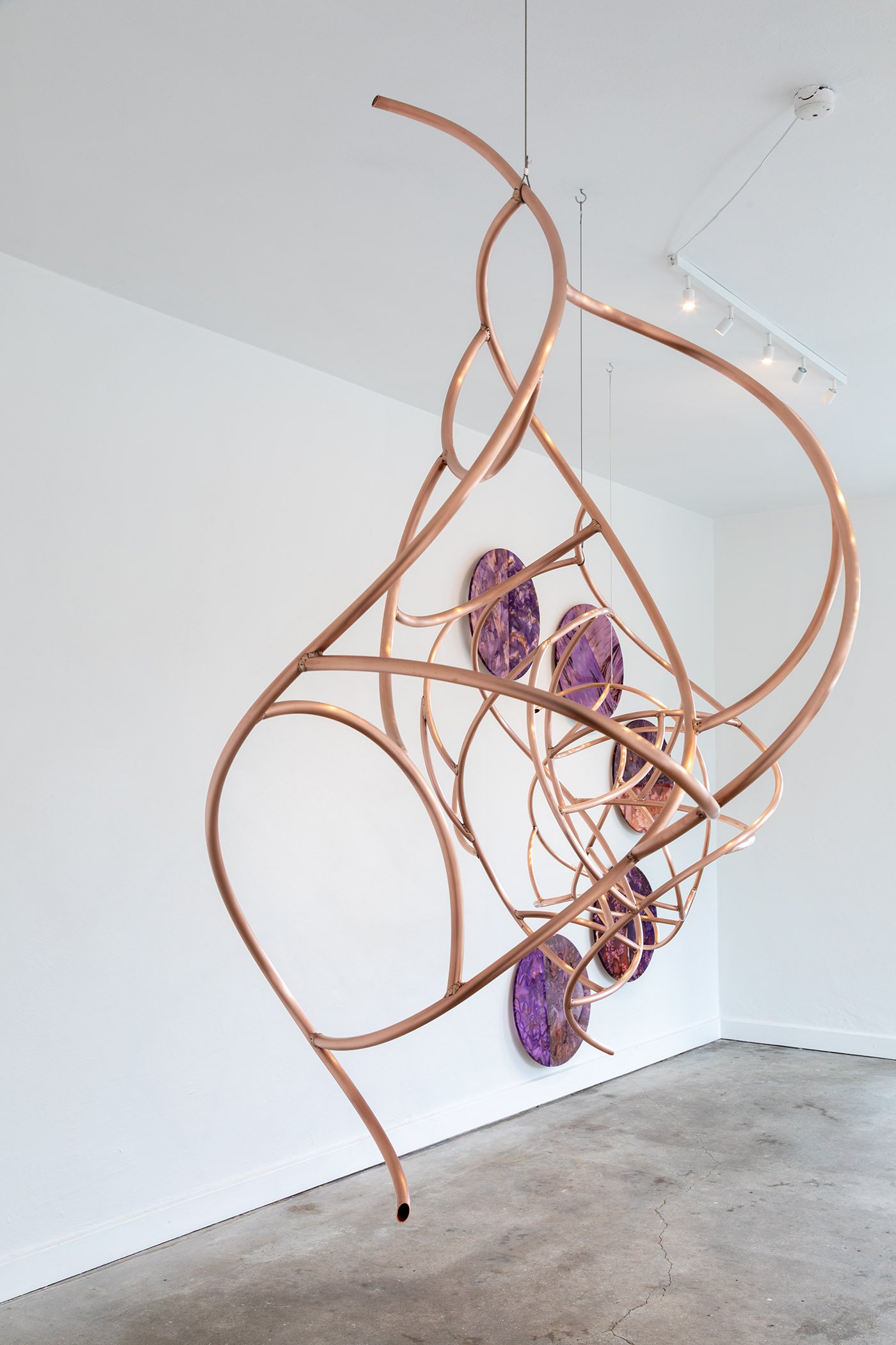 Louise Sparre, <i>Violet Ultra</i>, installationsview. Se! udstillings og projektrum, 2026. Foto: Morten Barker.