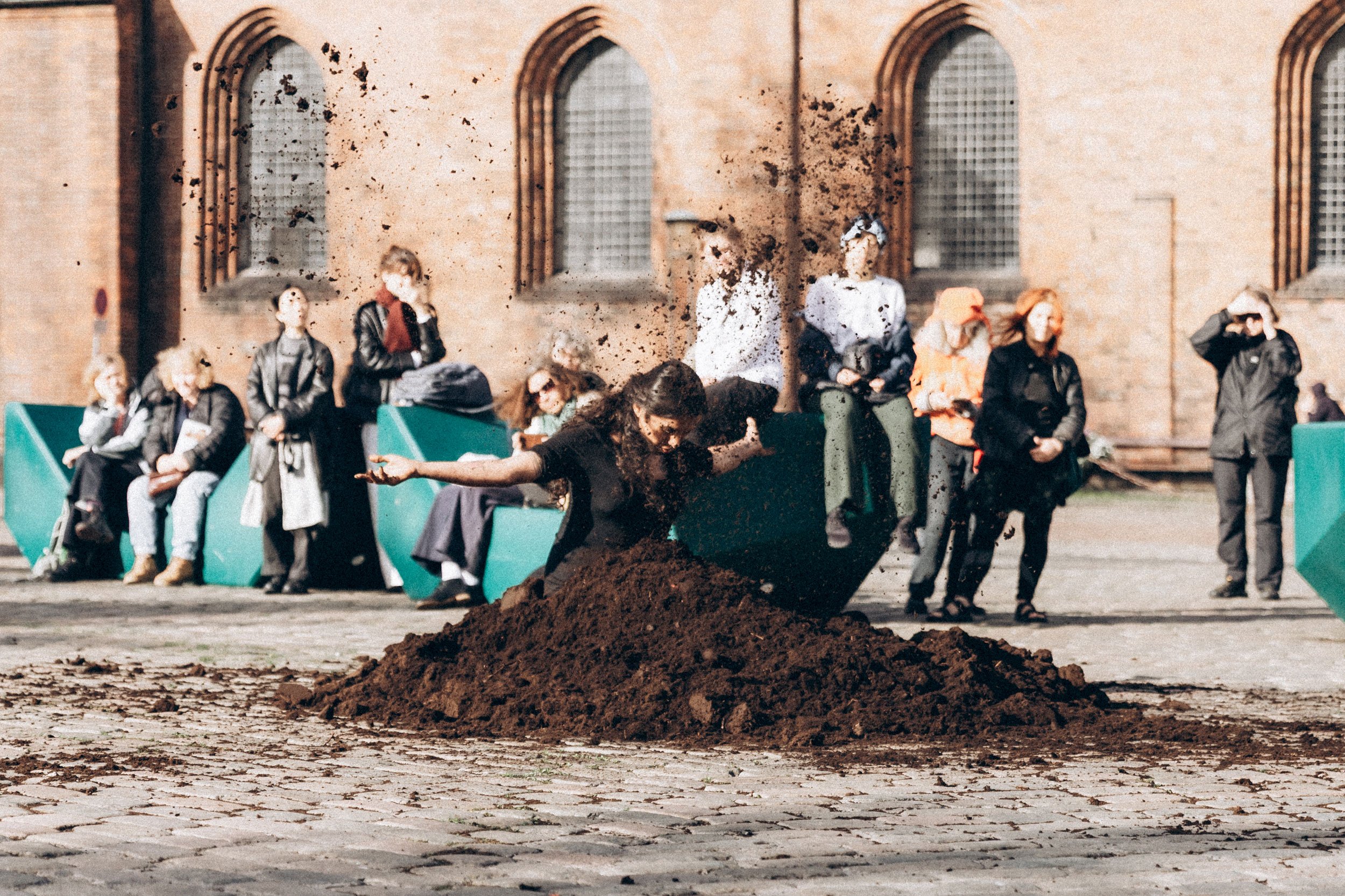 UÝRA inddrog publikum i performanceværket <i>Sidste punkt, efterfølgende punkt</i>, 2026. Kreditering: Galleri Image. Foto: Hanna Hrynkevich