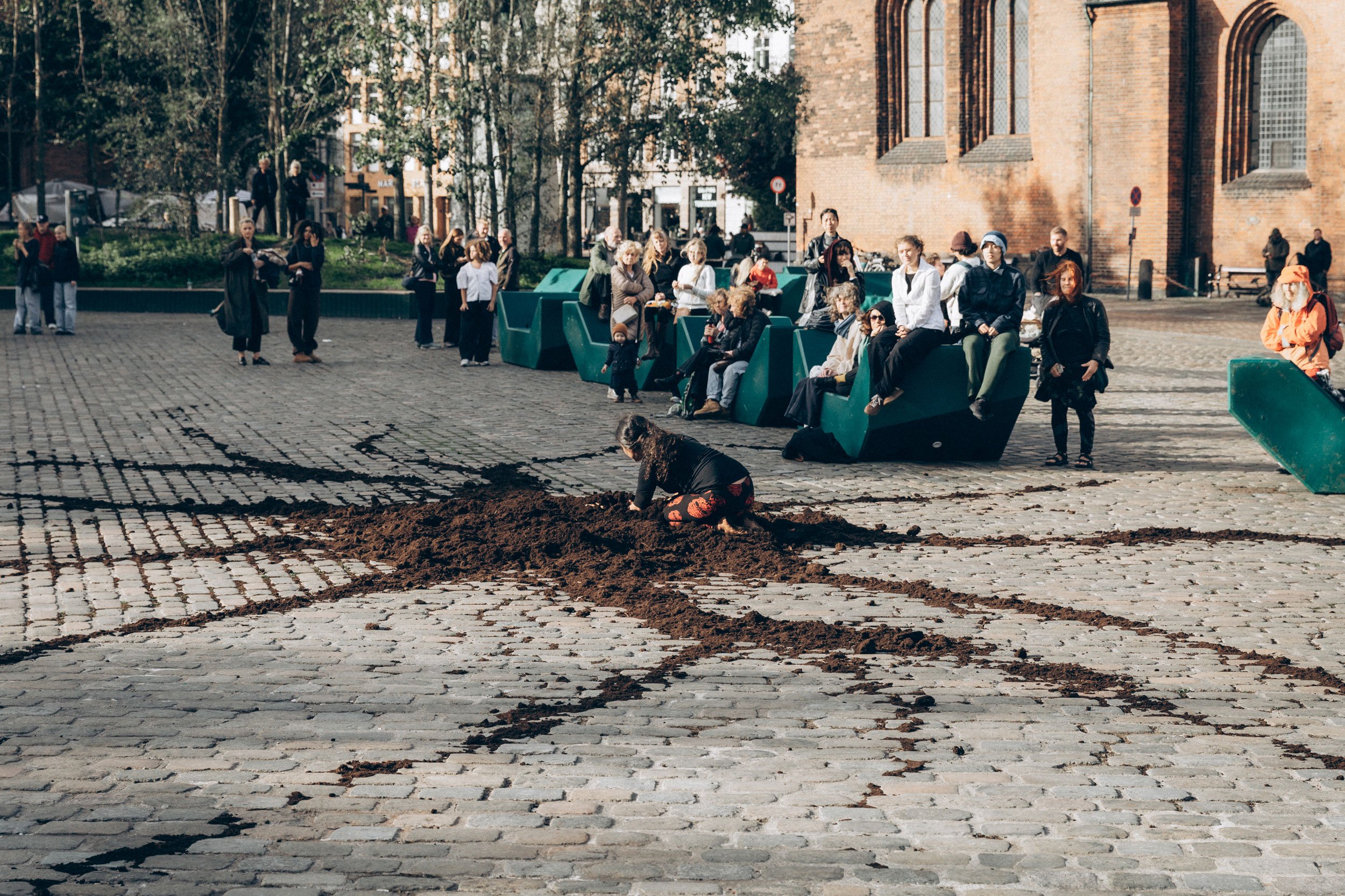Kunstneren UÝRA under opførsel af performanceværket <i>Sidste punkt, efterfølgende punkt</i>, 2026. Kreditering: Galleri Image. Foto: Hanna Hrynkevich