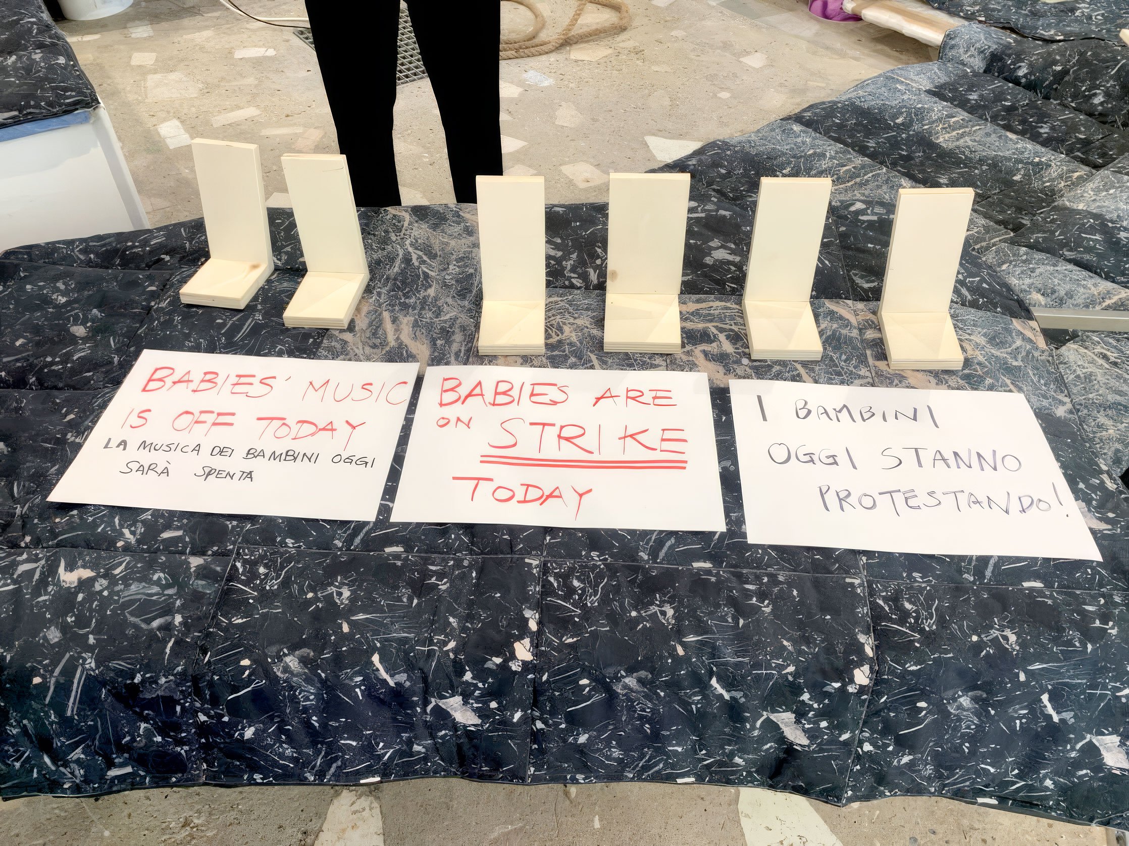 Sympati-nedlukning af den japanske pavilion. Venedig Biennalen 2026. Foto: Augusta Atla