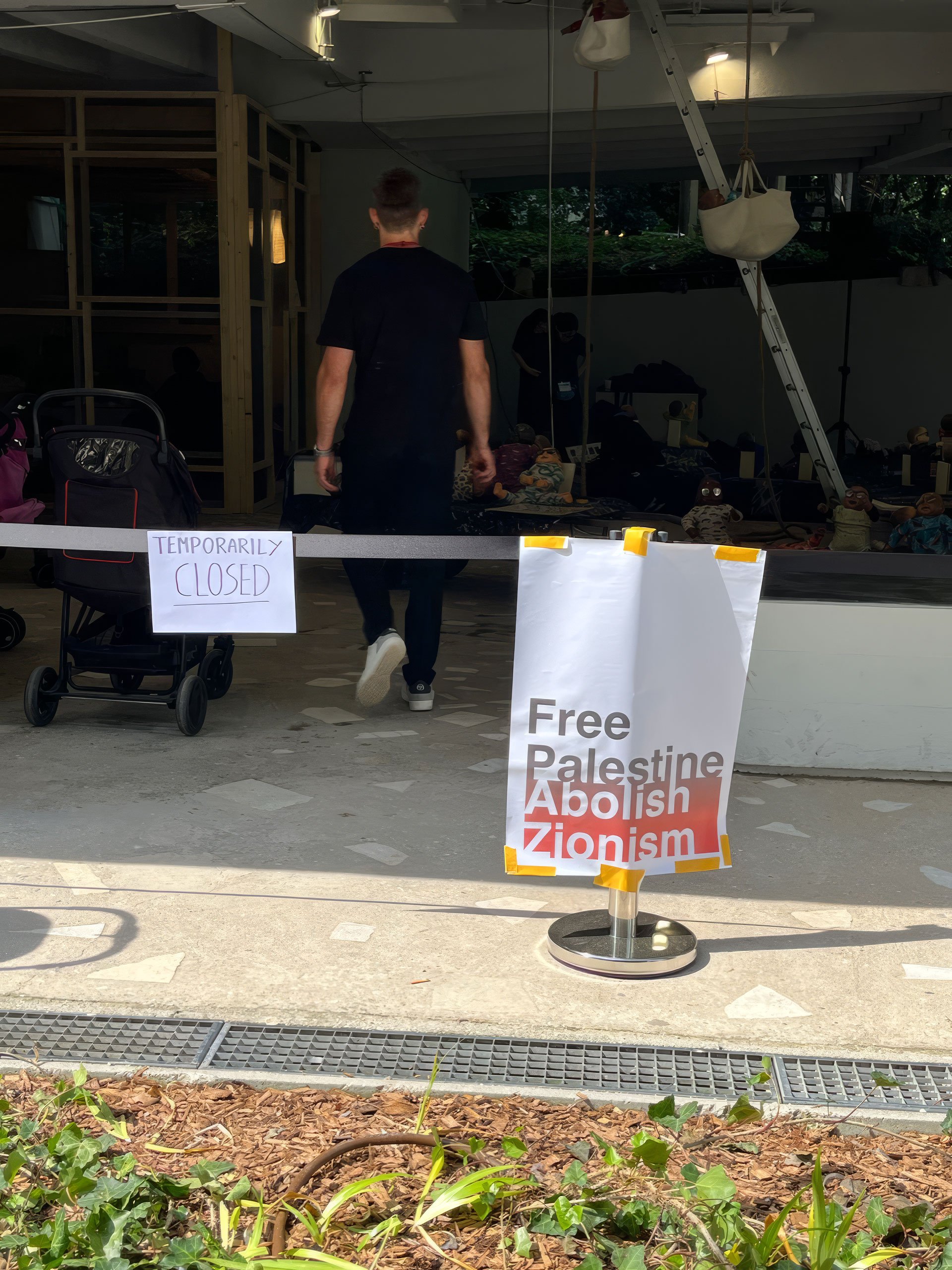 Pro-Palæstina-nedlukning. Den japanske pavilion. Venedig Biennalen 2026. Foto: Augusta Atla