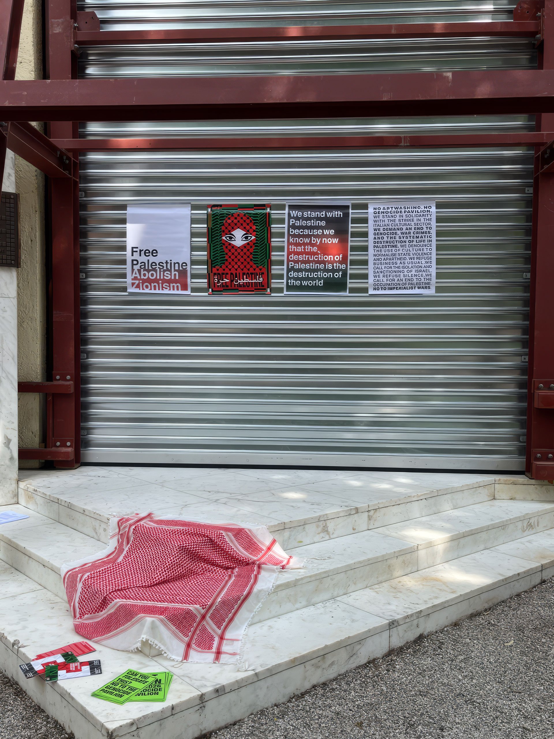 Pro-Palæstina-plakater. Venedig Biennalen 2026. Foto: Augusta Atla