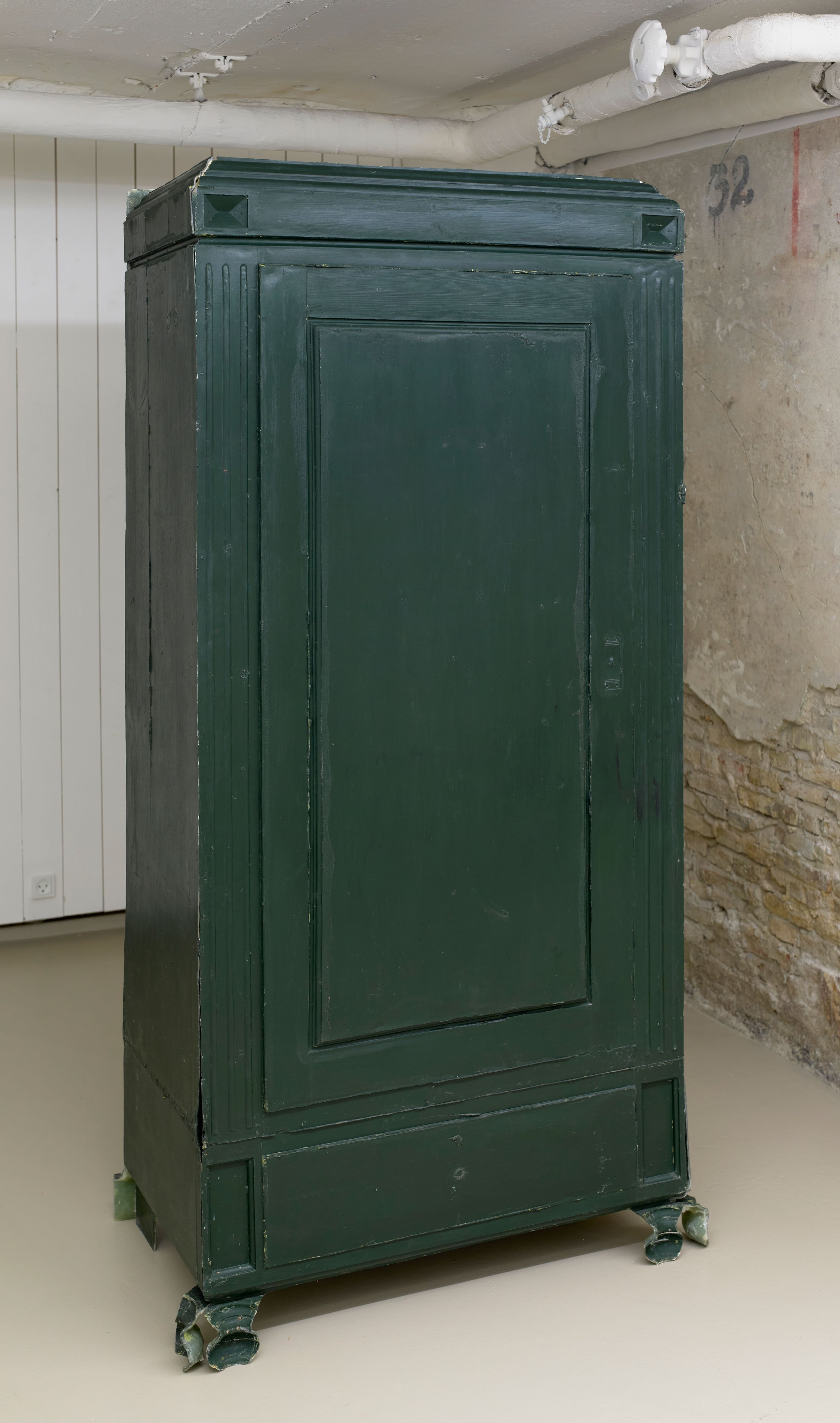 Tina Maria Nielsen: <i>Aflukke</i>, 1997. Polyester, glasfiber og træ, 192 × 102 × 57 cm. Foto: Anders Sune Berg.