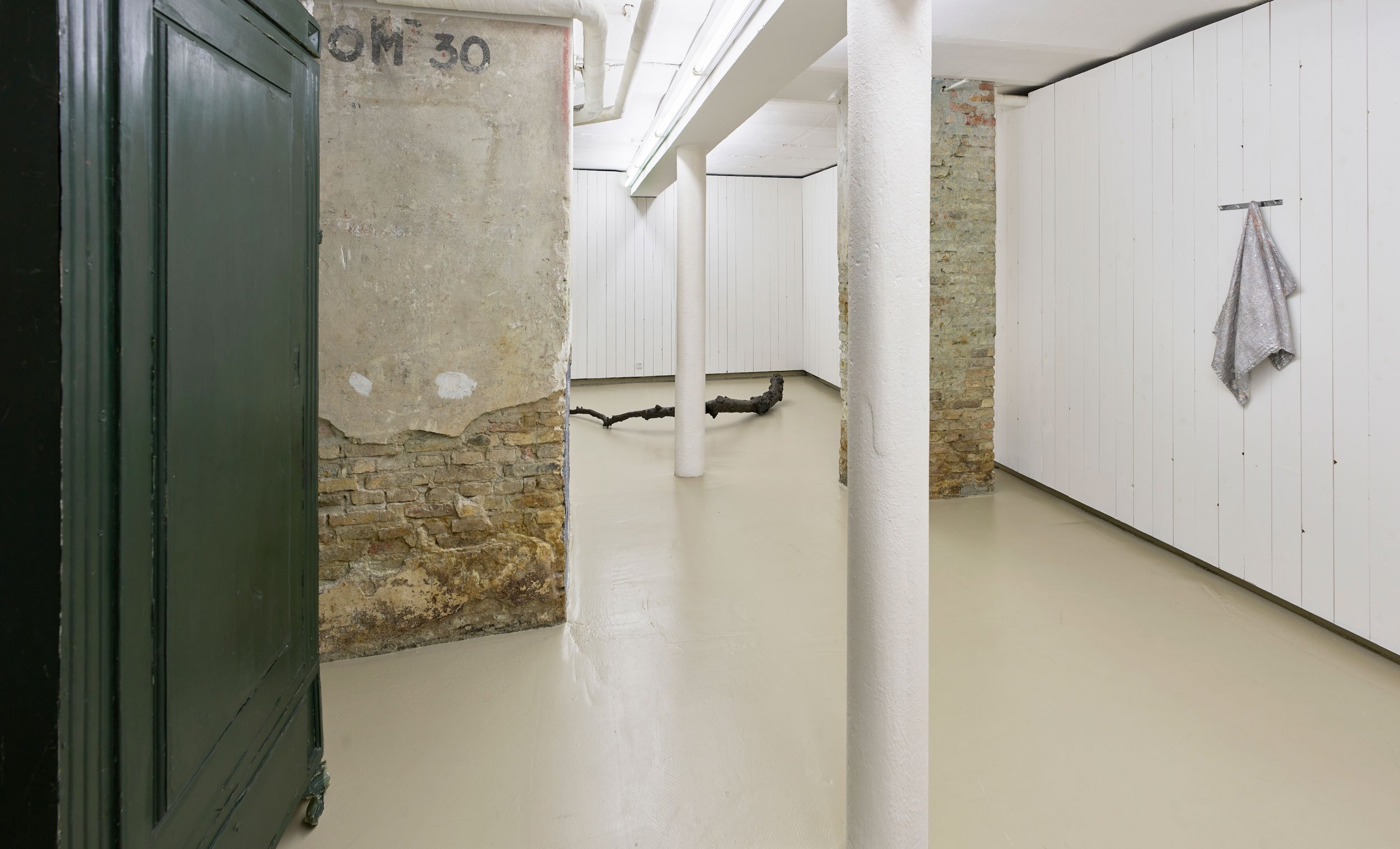 Tina Maria Nielsen: <i>Descent into Your Solitude</i>, installationsview på Boiler. Foto: Anders Sune Berg.
