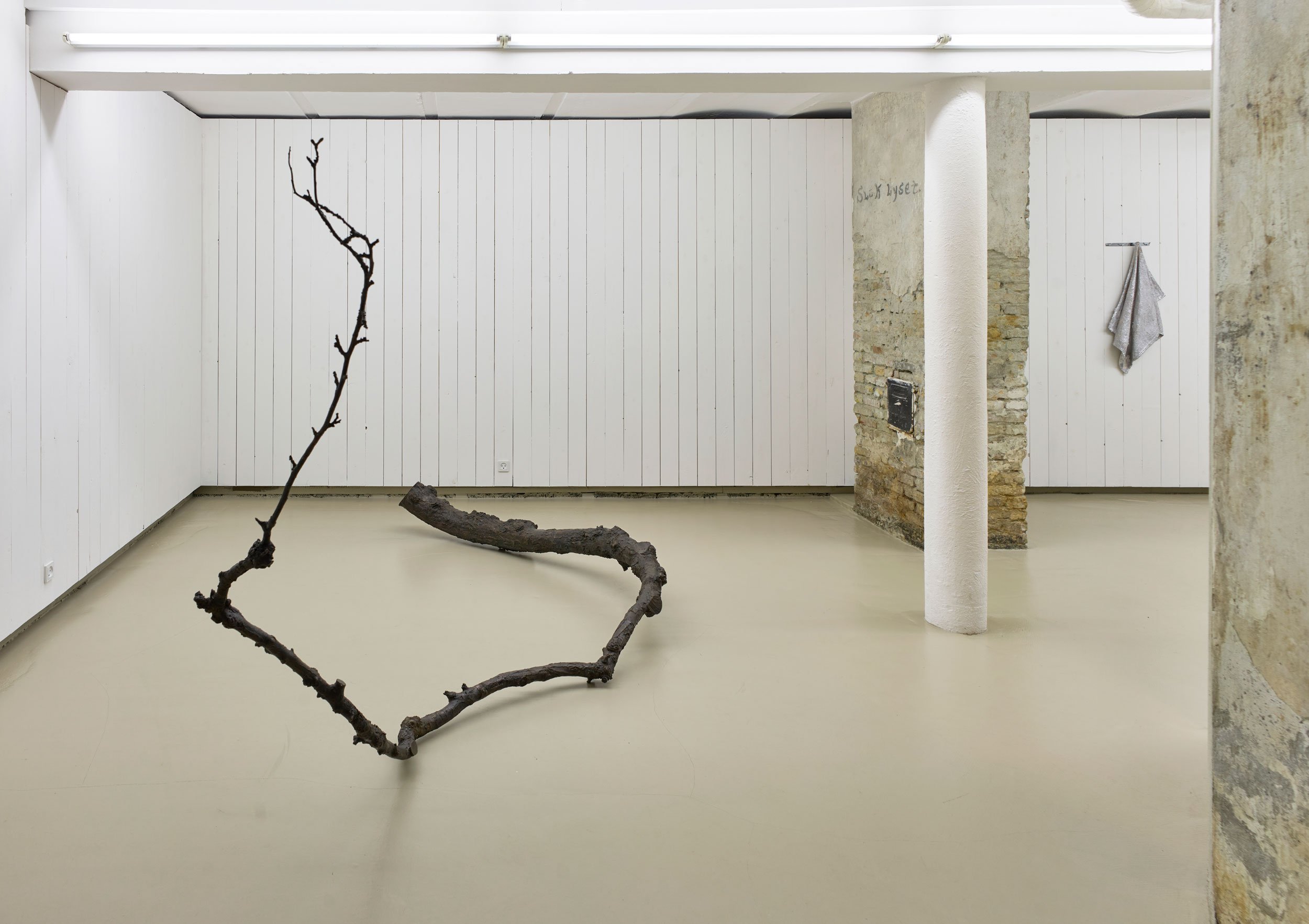 Tina Maria Nielsen: <i>Descent into Your Solitude</i>, installationsview på Boiler. Foto: Anders Sune Berg.