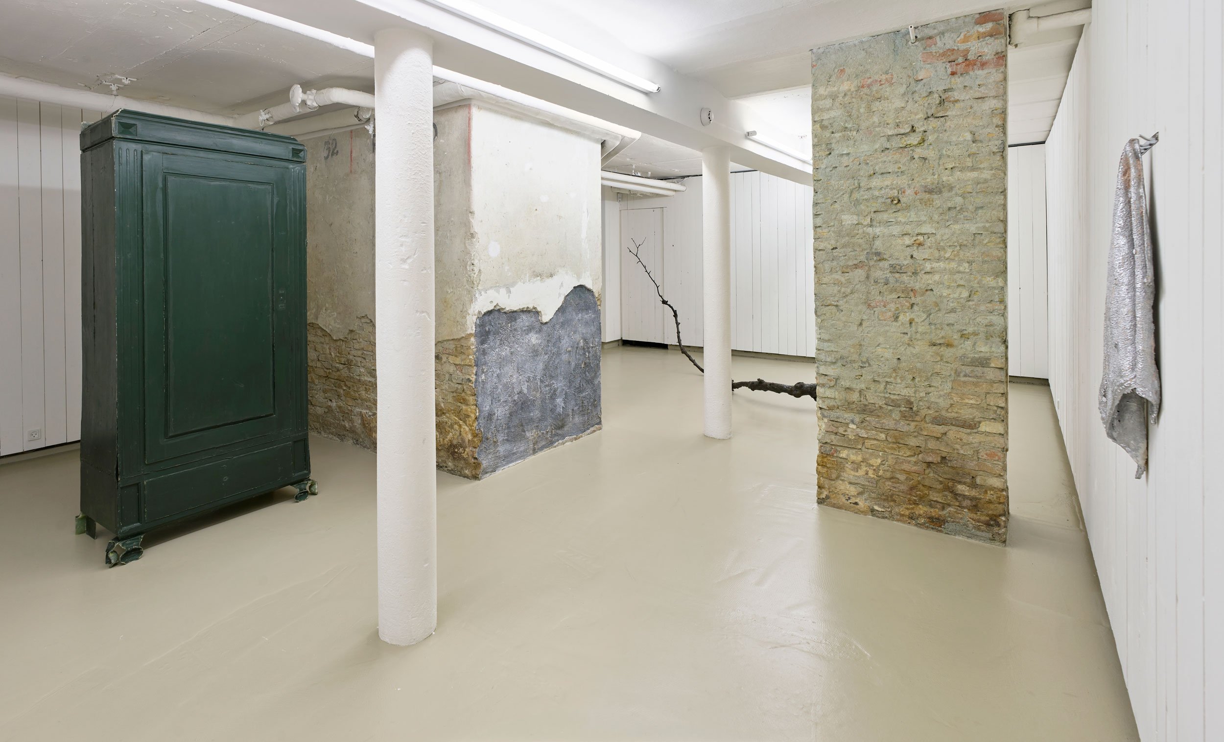 Tina Maria Nielsen: <i>Descent into Your Solitude</i>, installationsview på Boiler. Foto: Anders Sune Berg.