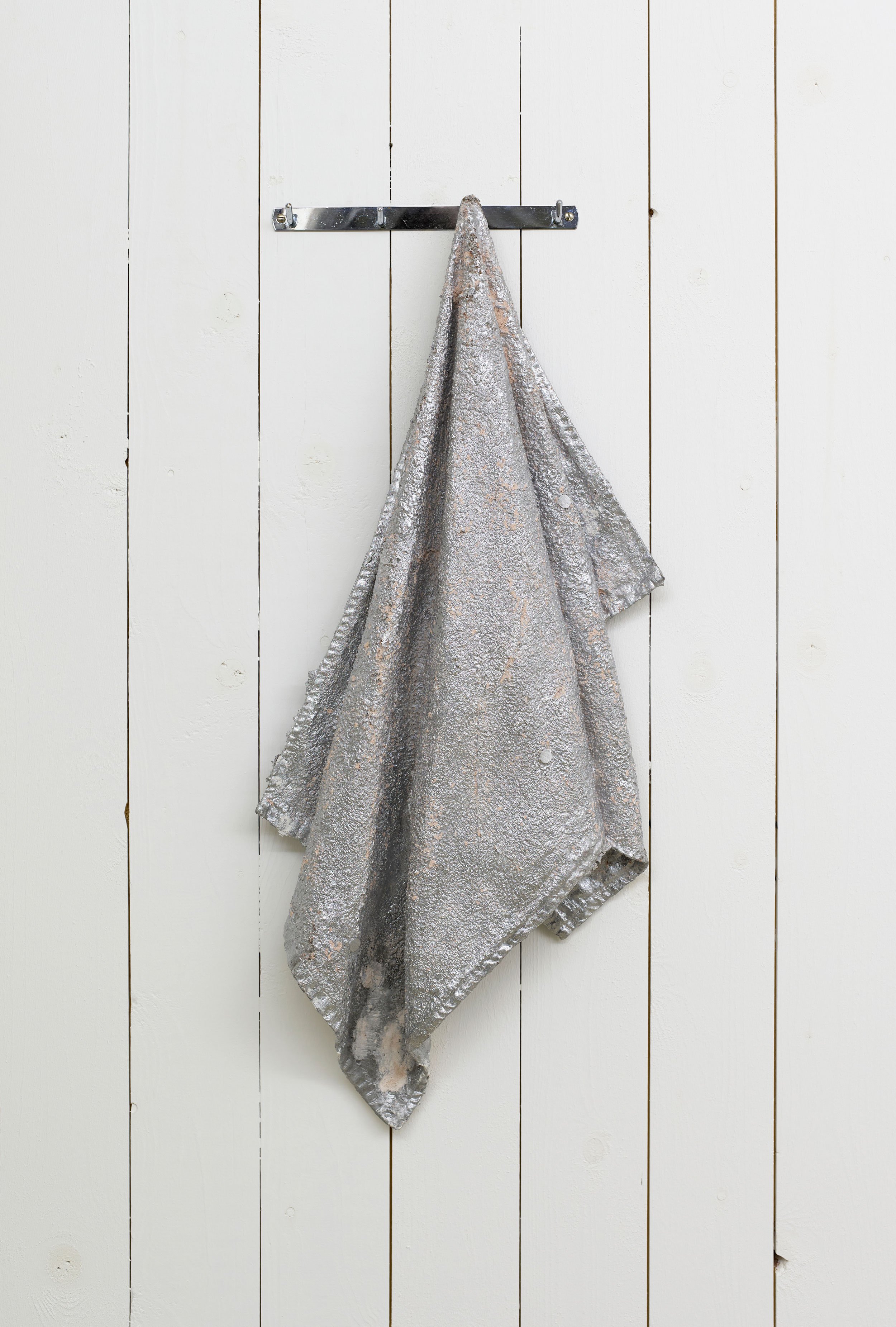 Tina Maria Nielsen: <i>Hanging In</i>, 2026. Aluminium og forkromet stål, 110 × 50 × 5 cm. Foto: Anders Sune Berg