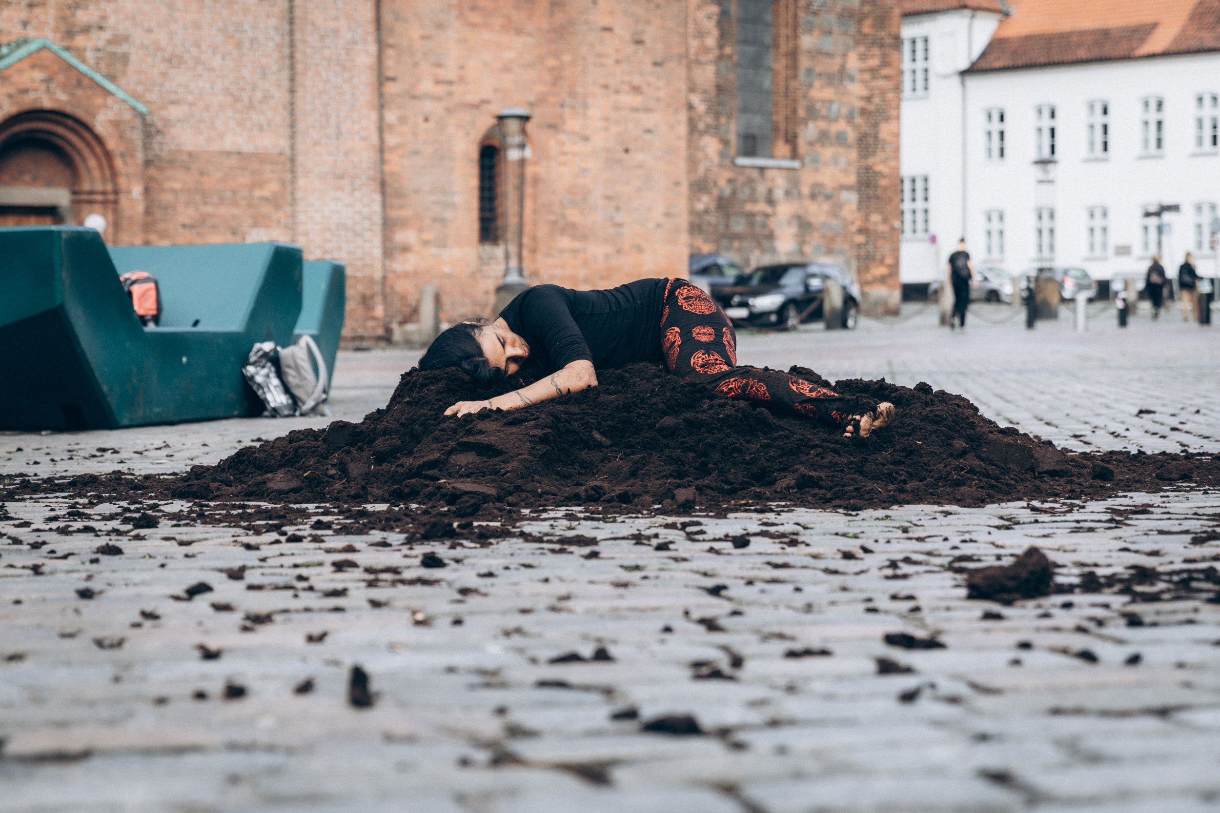 Kunstneren UÝRA under opførsel af performanceværket <i>Sidste punkt, efterfølgende punkt</i>, 2026. Kreditering: Galleri Image
