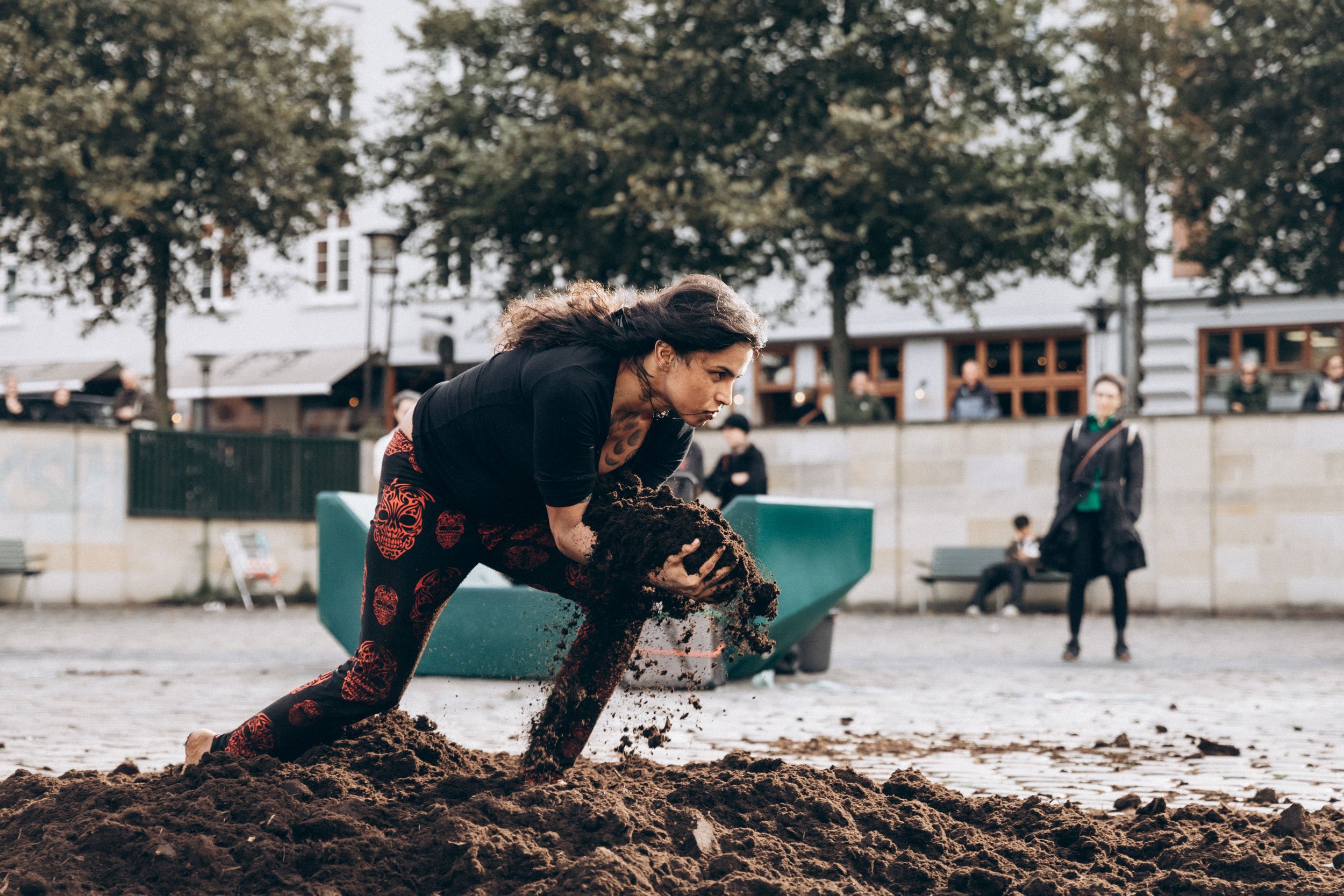 Kunstneren UÝRA under opførsel af performanceværket <i>Sidste punkt, efterfølgende punkt</i>, 2026. Kreditering: Galleri Image. Foto: Hanna Hrynkevich