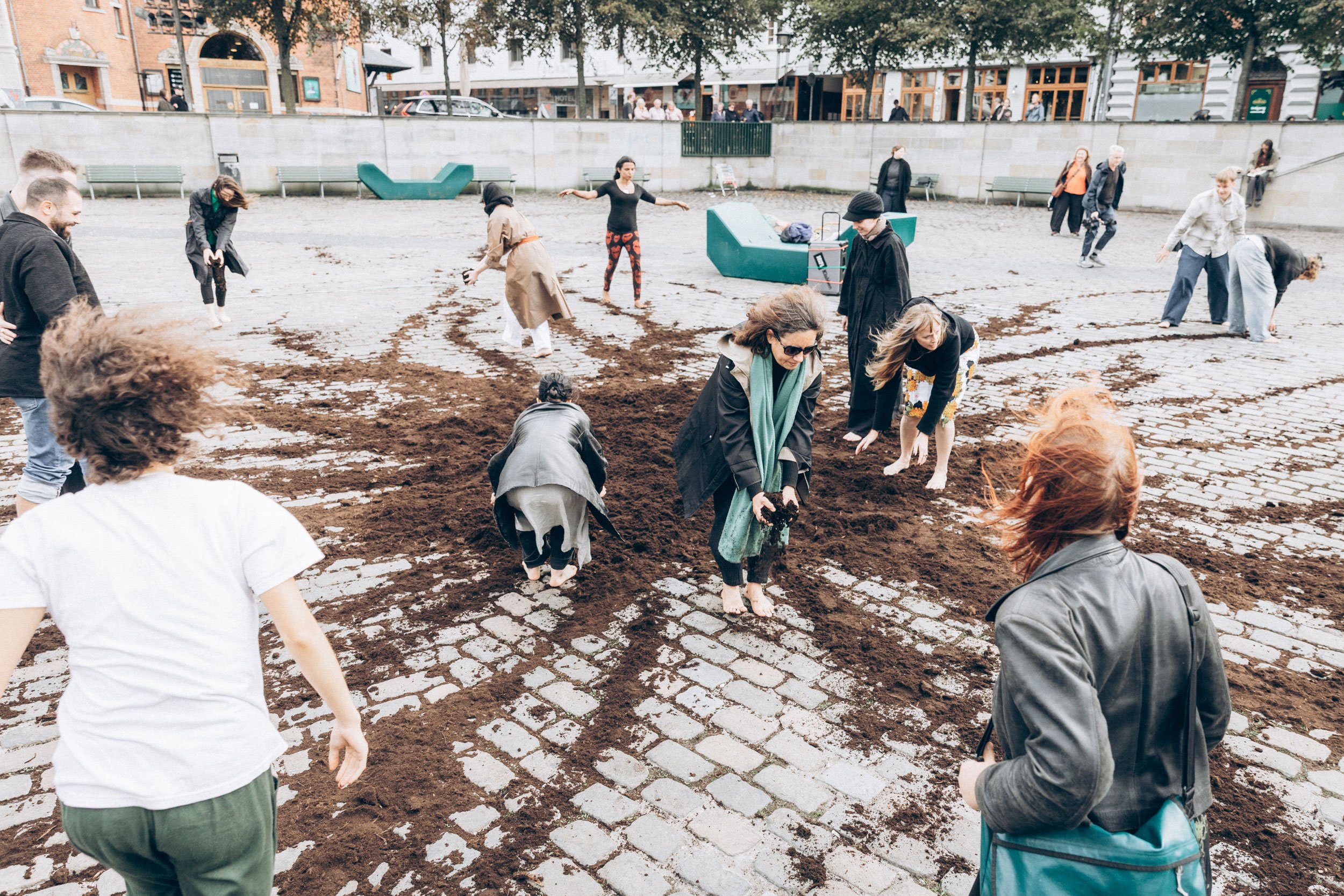 UÝRA inddrog publikum i performanceværket <i>Sidste punkt, efterfølgende punkt</i>, 2026. Kreditering: Galleri Image. Foto: Hanna Hrynkevich