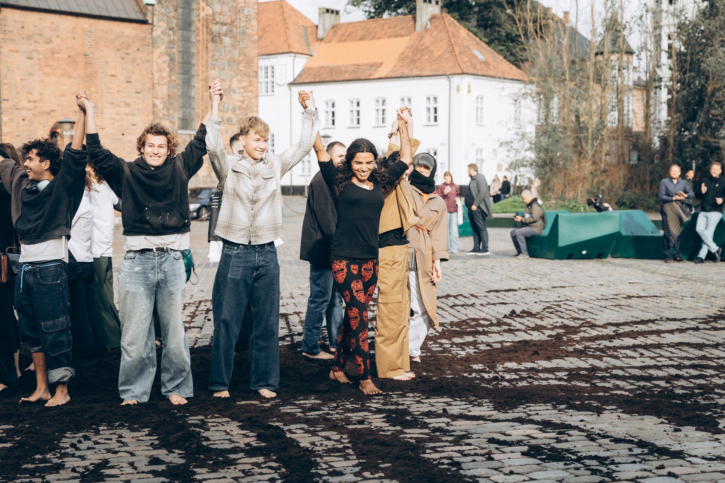 UÝRA inddrog publikum i performanceværket <i>Sidste punkt, efterfølgende punkt</i>, 2026. Kreditering: Galleri Image. Foto: Hanna Hrynkevich