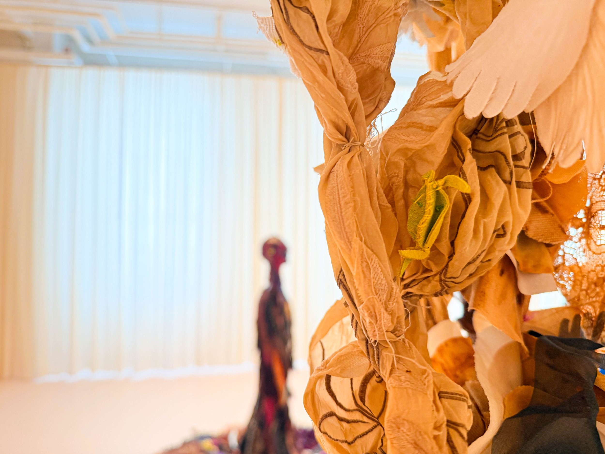 Tau Lewis, <i>Mouth close to earth</i>, installationsview. Kunstmuseum Brandts, 2026. Foto: Kunstmuseum Brandts.