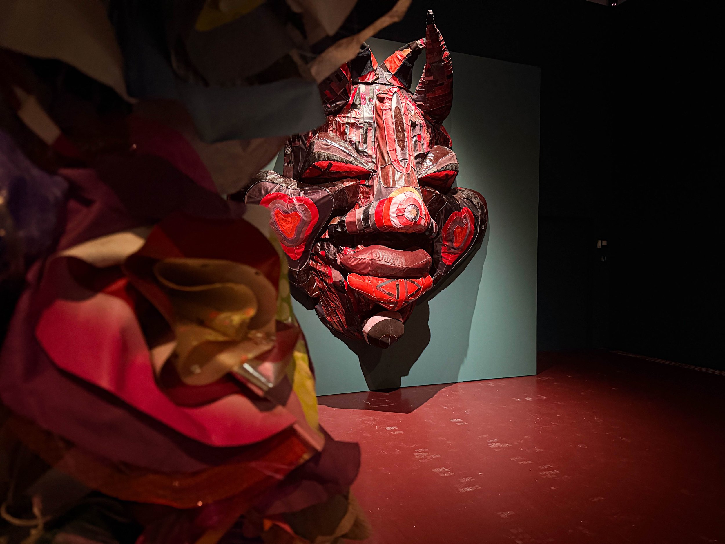 Tau Lewis, <i>Mouth close to earth</i>, installationsview. Kunstmuseum Brandts, 2026. Foto: Kunstmuseum Brandts.