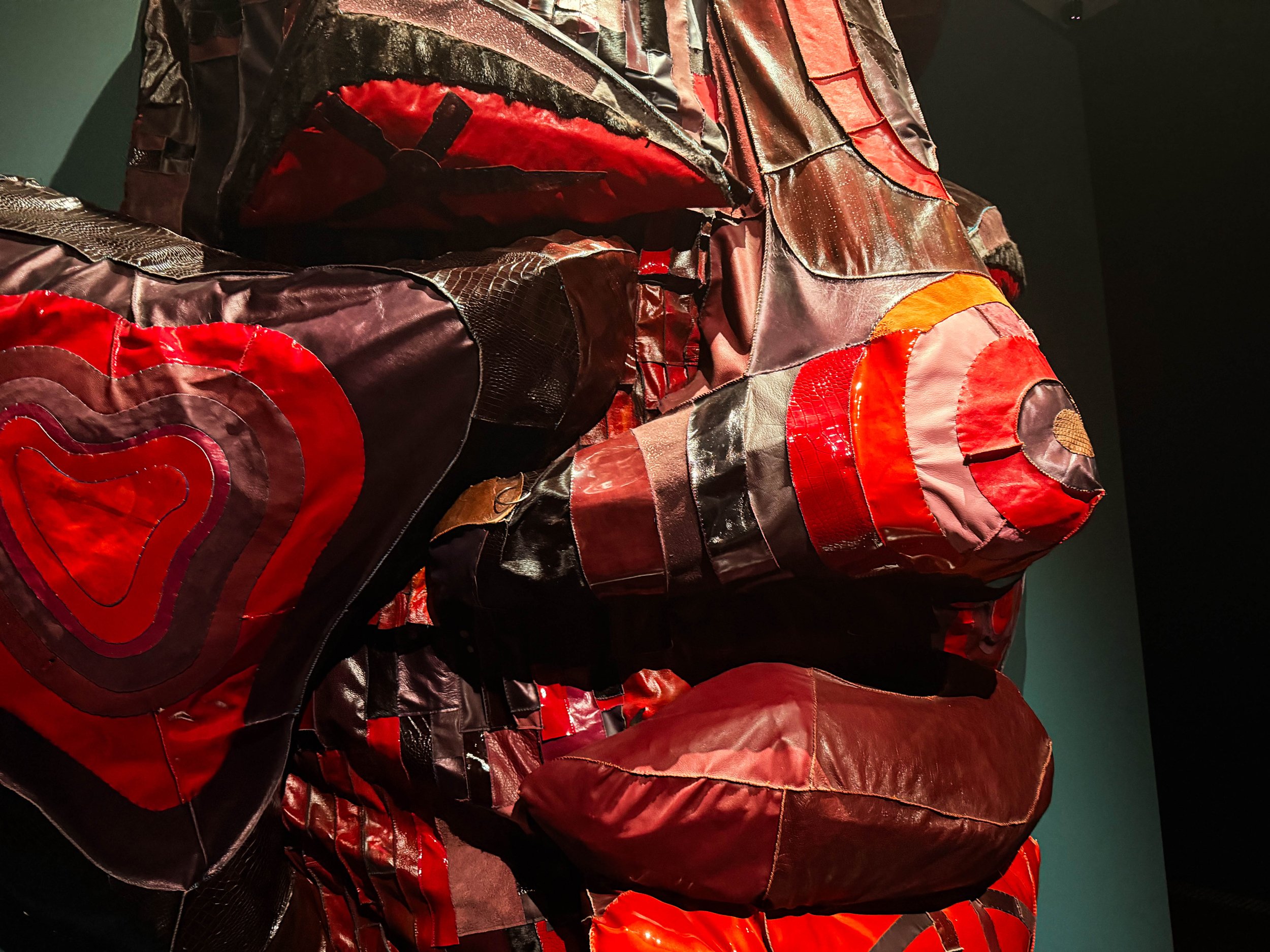 Tau Lewis, <i>Mouth close to earth</i>, installationsview. Kunstmuseum Brandts, 2026. Foto: Kunstmuseum Brandts.