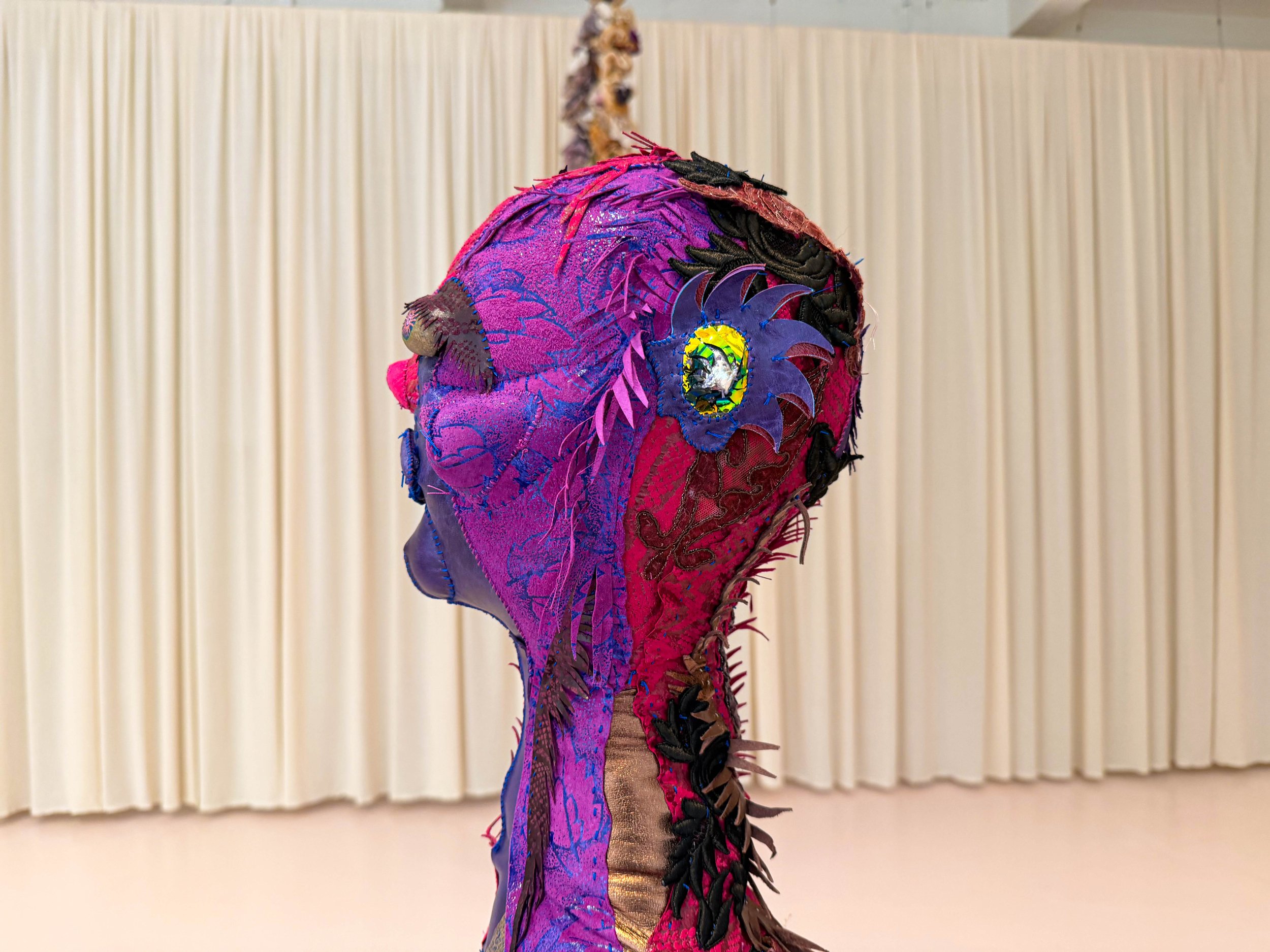 Tau Lewis, <i>Mouth close to earth</i>, installationsview. Kunstmuseum Brandts, 2026. Foto: Kunstmuseum Brandts.