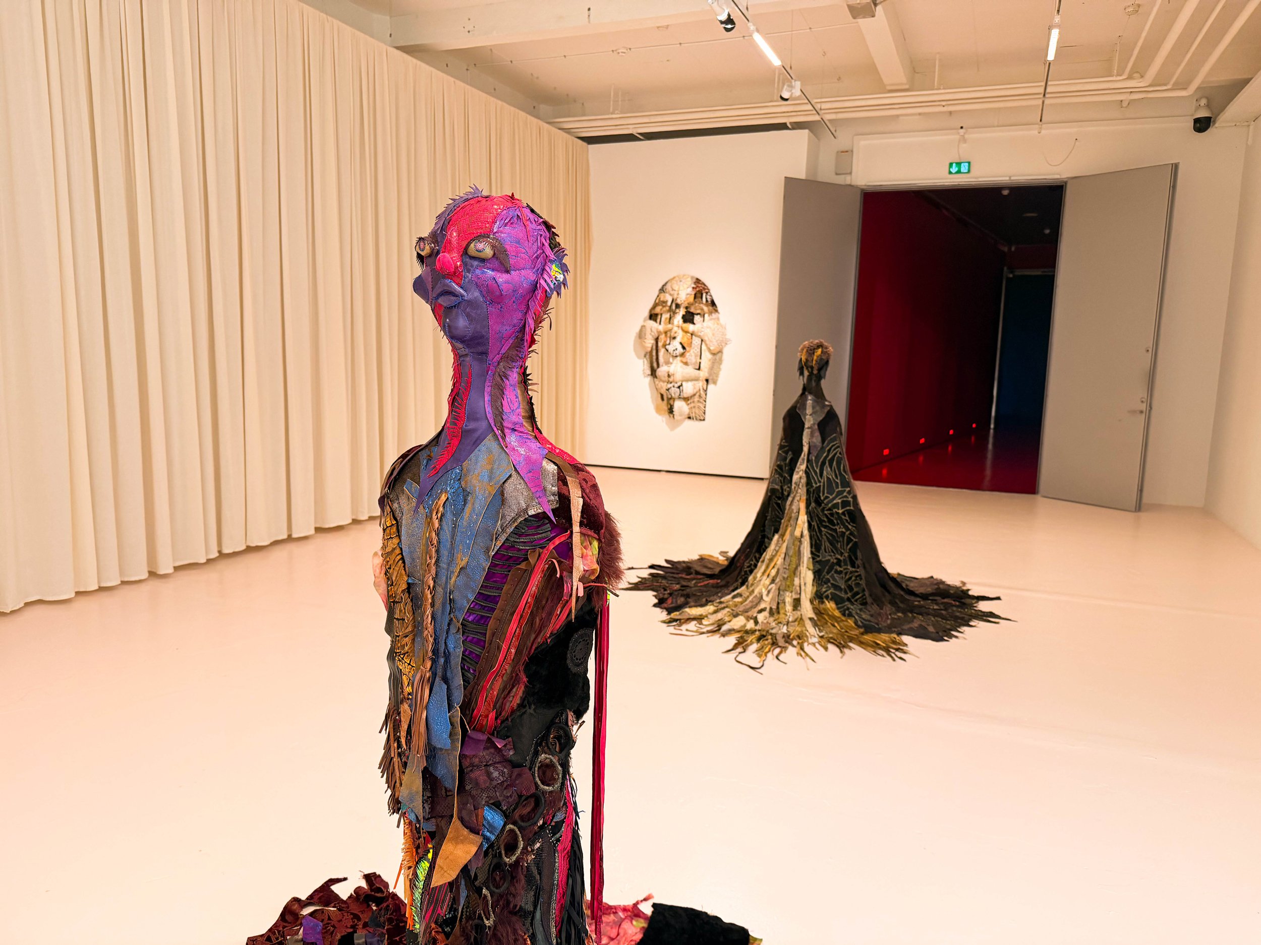 Tau Lewis, Mouth close to earth, installationsview. Kunstmuseum Brandts, 2026. Foto: Kunstmuseum Brandts.