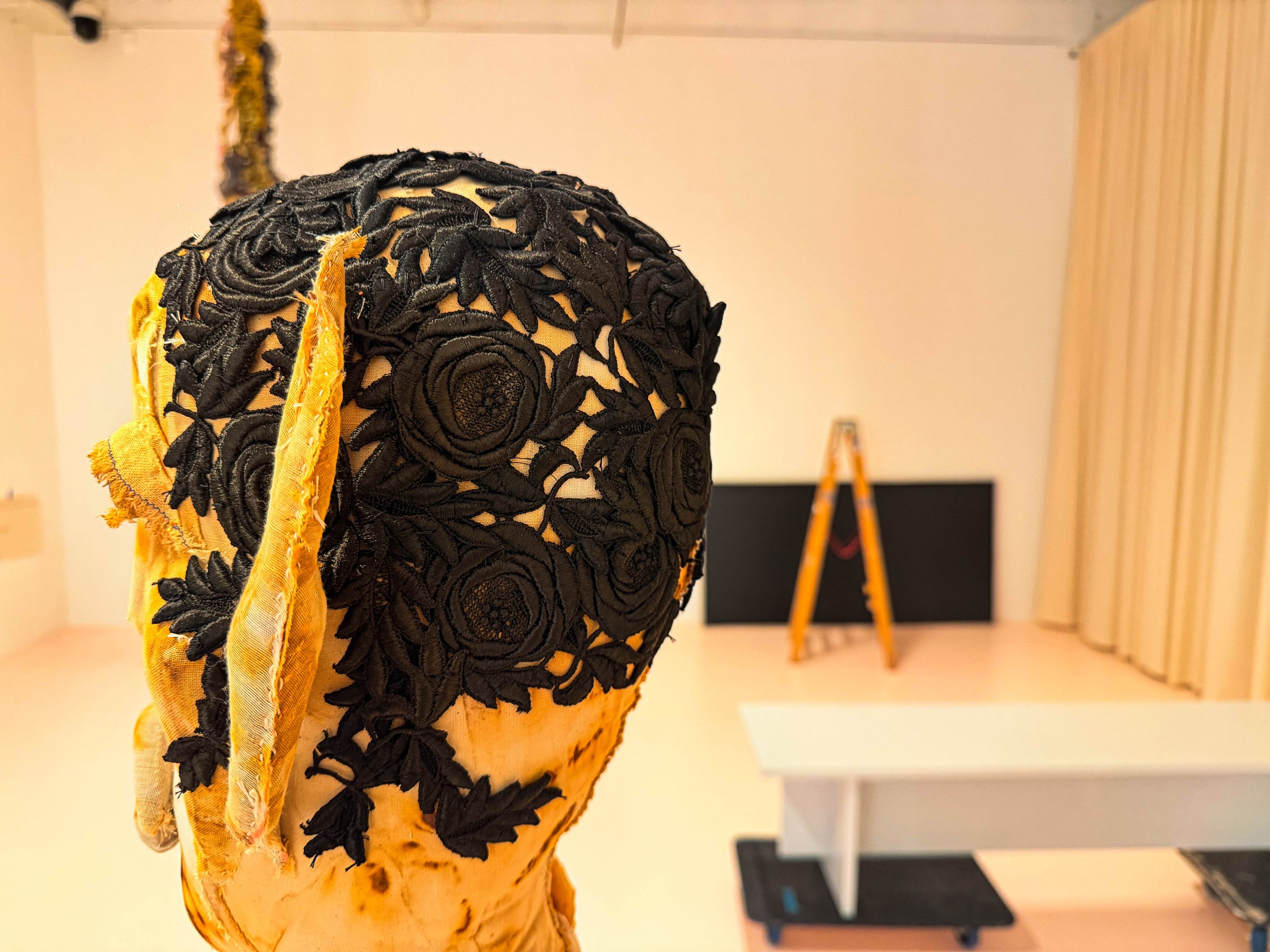 Tau Lewis, <i>Mouth close to earth</i>, installationsview. Kunstmuseum Brandts, 2026. Foto: Kunstmuseum Brandts.