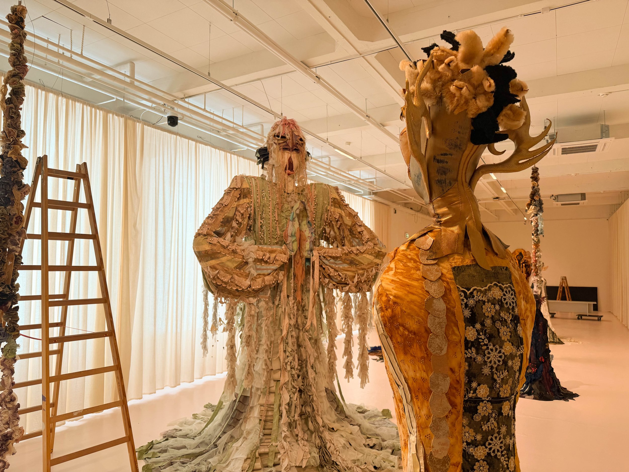 Tau Lewis, <i>Mouth close to earth</i>, installationsview. Kunstmuseum Brandts, 2026. Foto: Kunstmuseum Brandts.