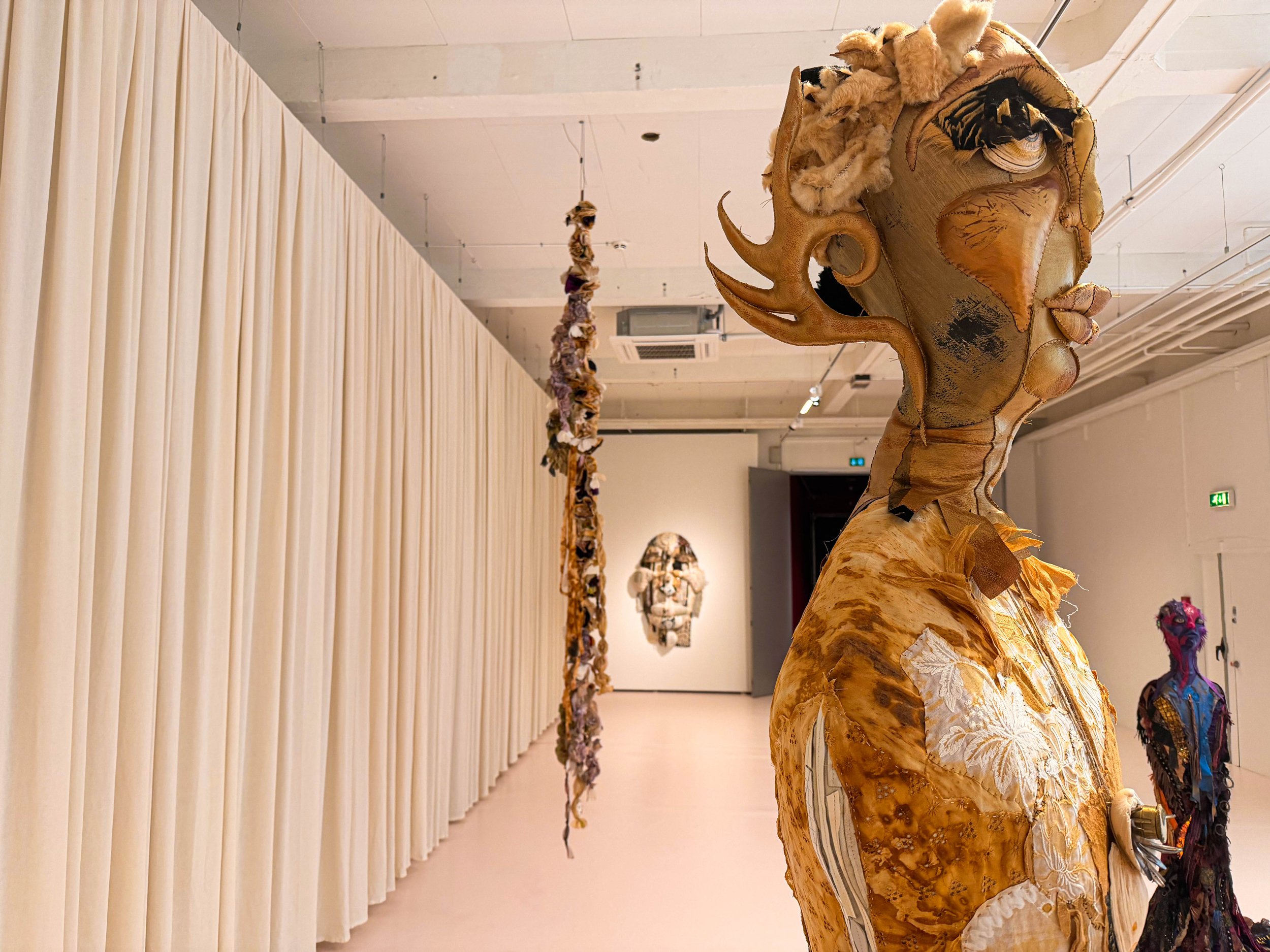 Tau Lewis, <i>Mouth close to earth</i>, installationsview. Kunstmuseum Brandts, 2026. Foto: Kunstmuseum Brandts.