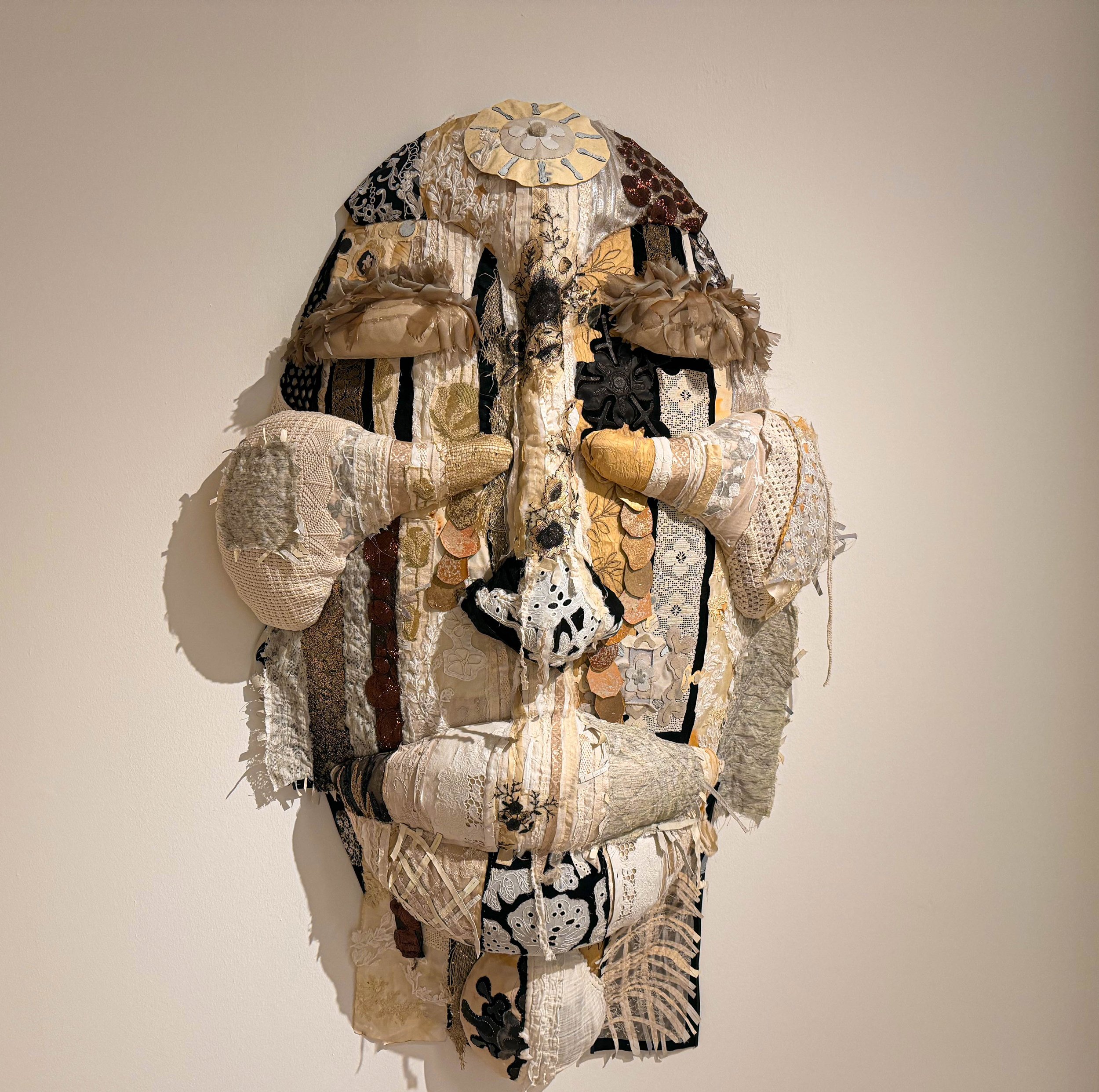 Tau Lewis, <i>Mouth close to earth</i>, installationsview. Kunstmuseum Brandts, 2026. Foto: Kunstmuseum Brandts.